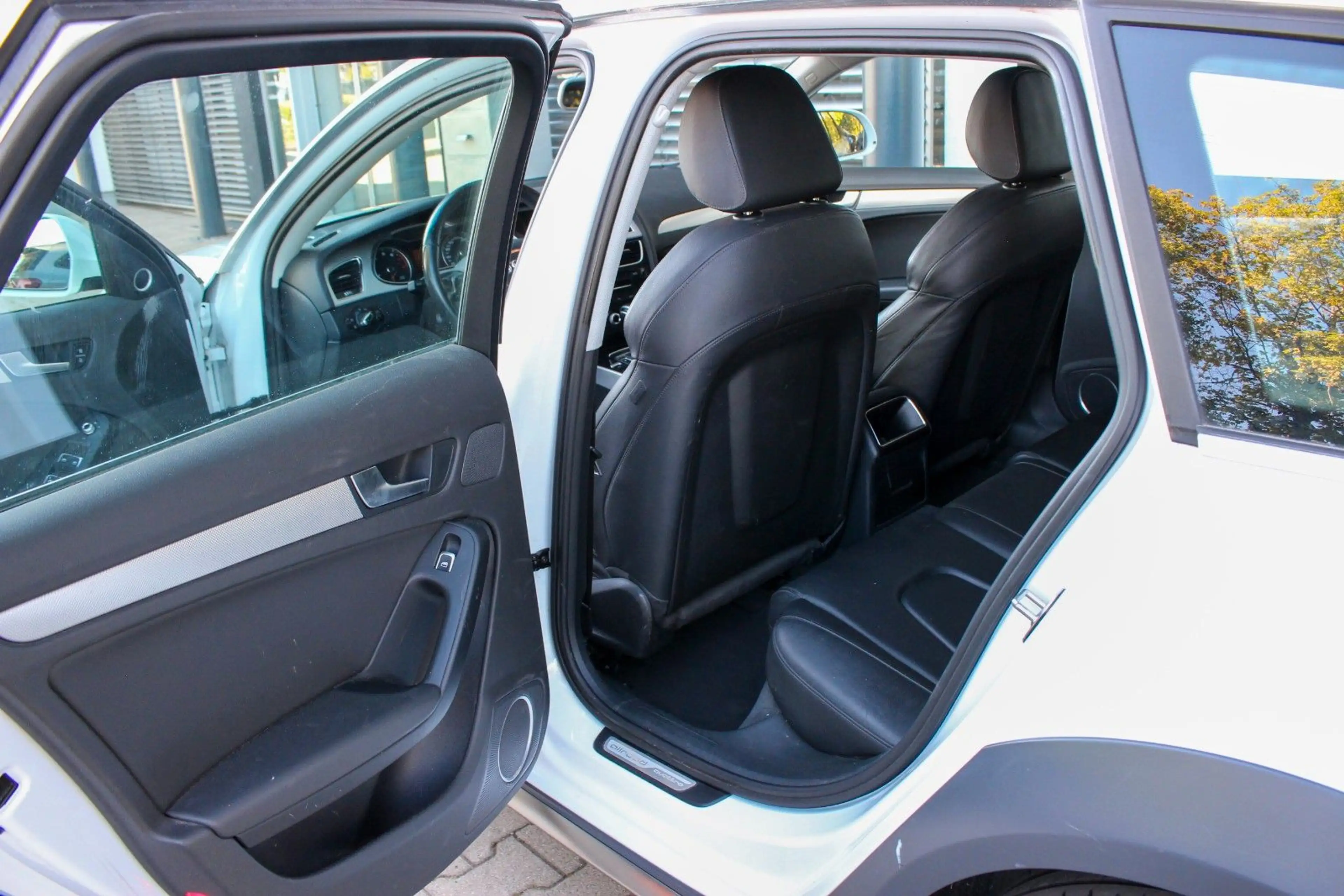 Audi A4 allroad 2.0 / PANO / LED / B&O / MMI PLUS — photo 13