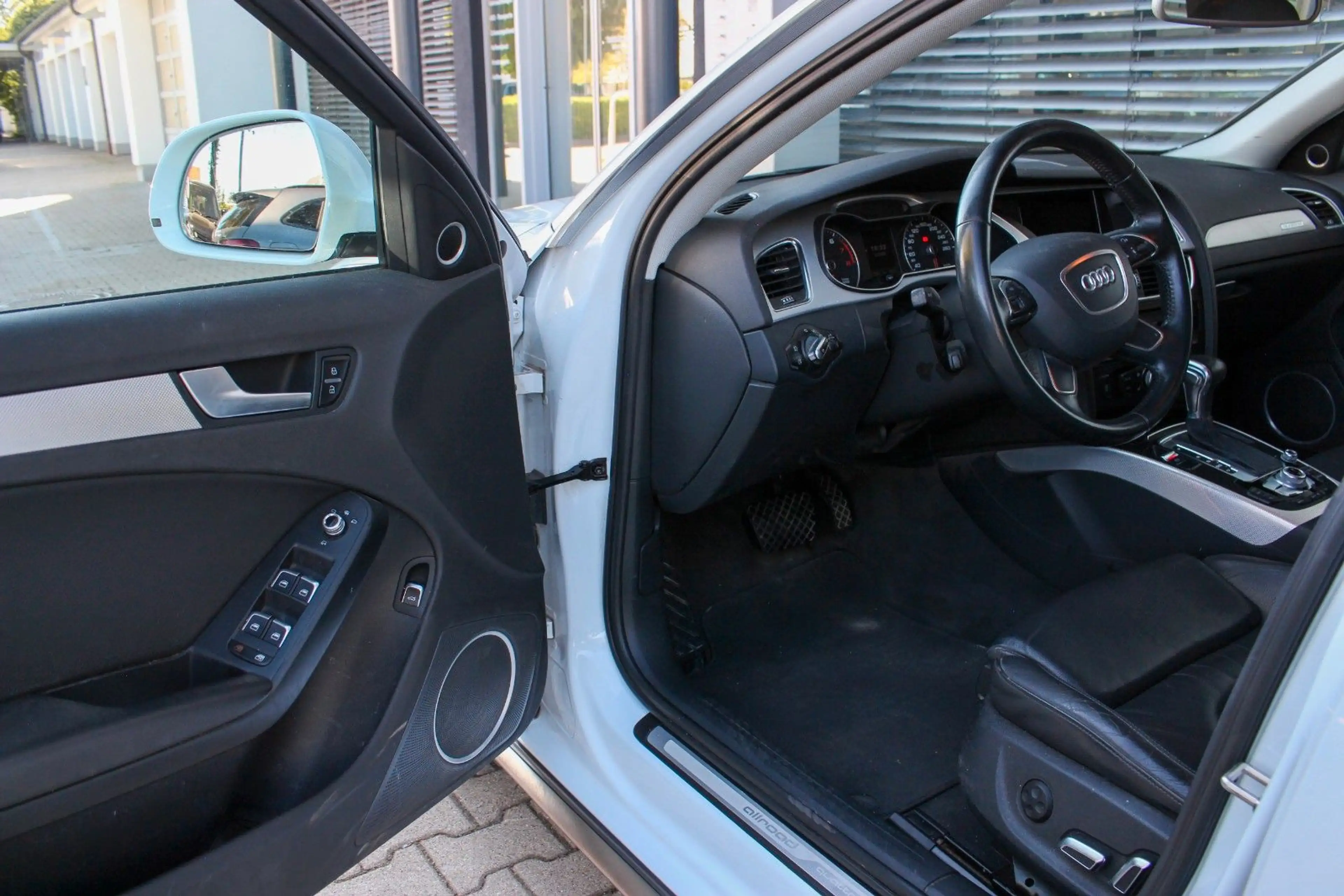 Audi A4 allroad 2.0 / PANO / LED / B&O / MMI PLUS — photo 9