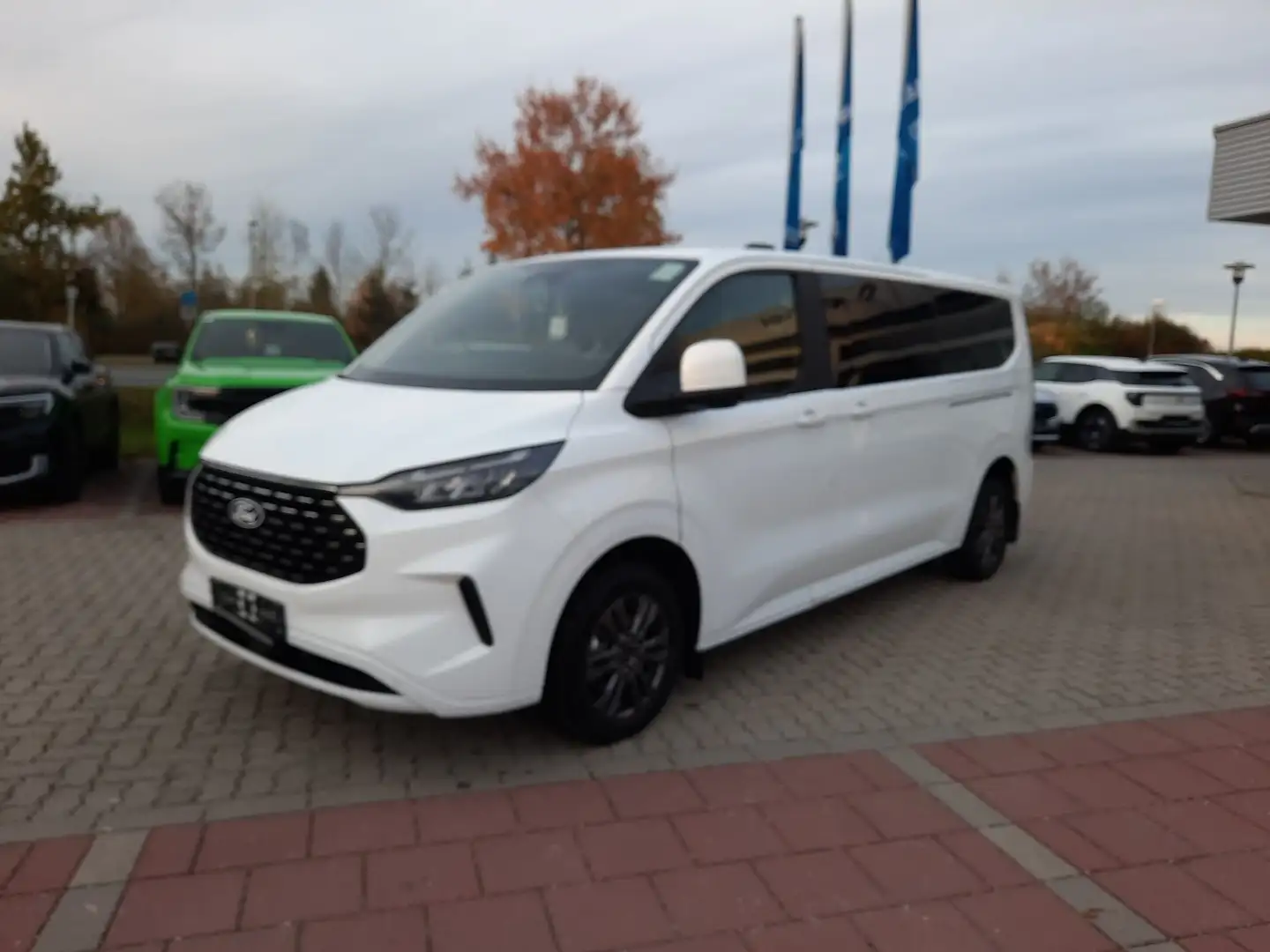 Ford Tourneo Custom 320 L2 Titanium Navi AHK LED ACC Weiß - 2