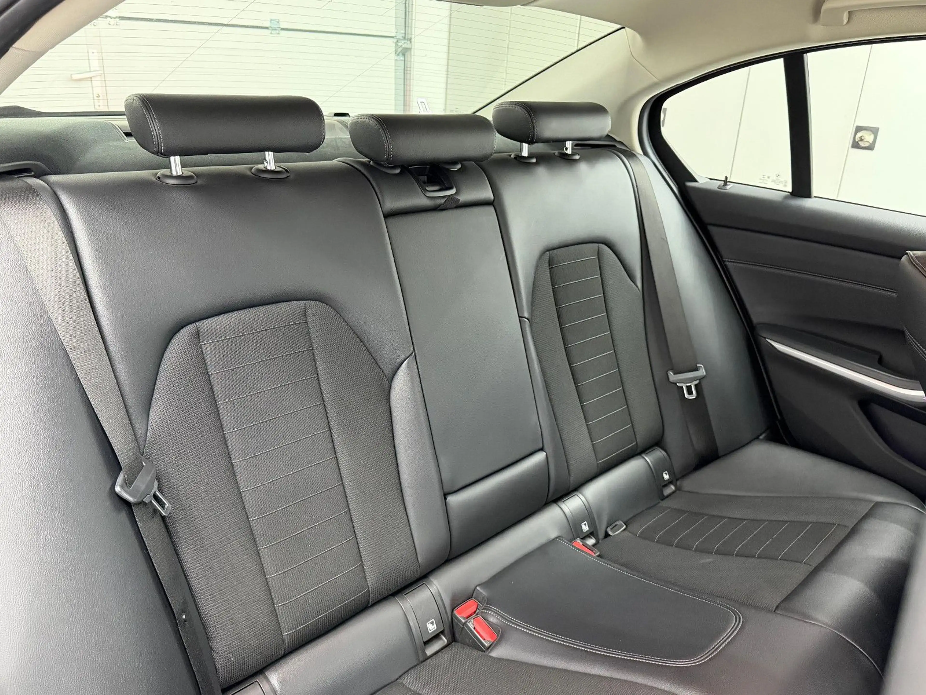 BMW 330 i LIMOUSINE/SPORT/LIVE COC/HiFi/AMBIENTE/H&R — photo 4