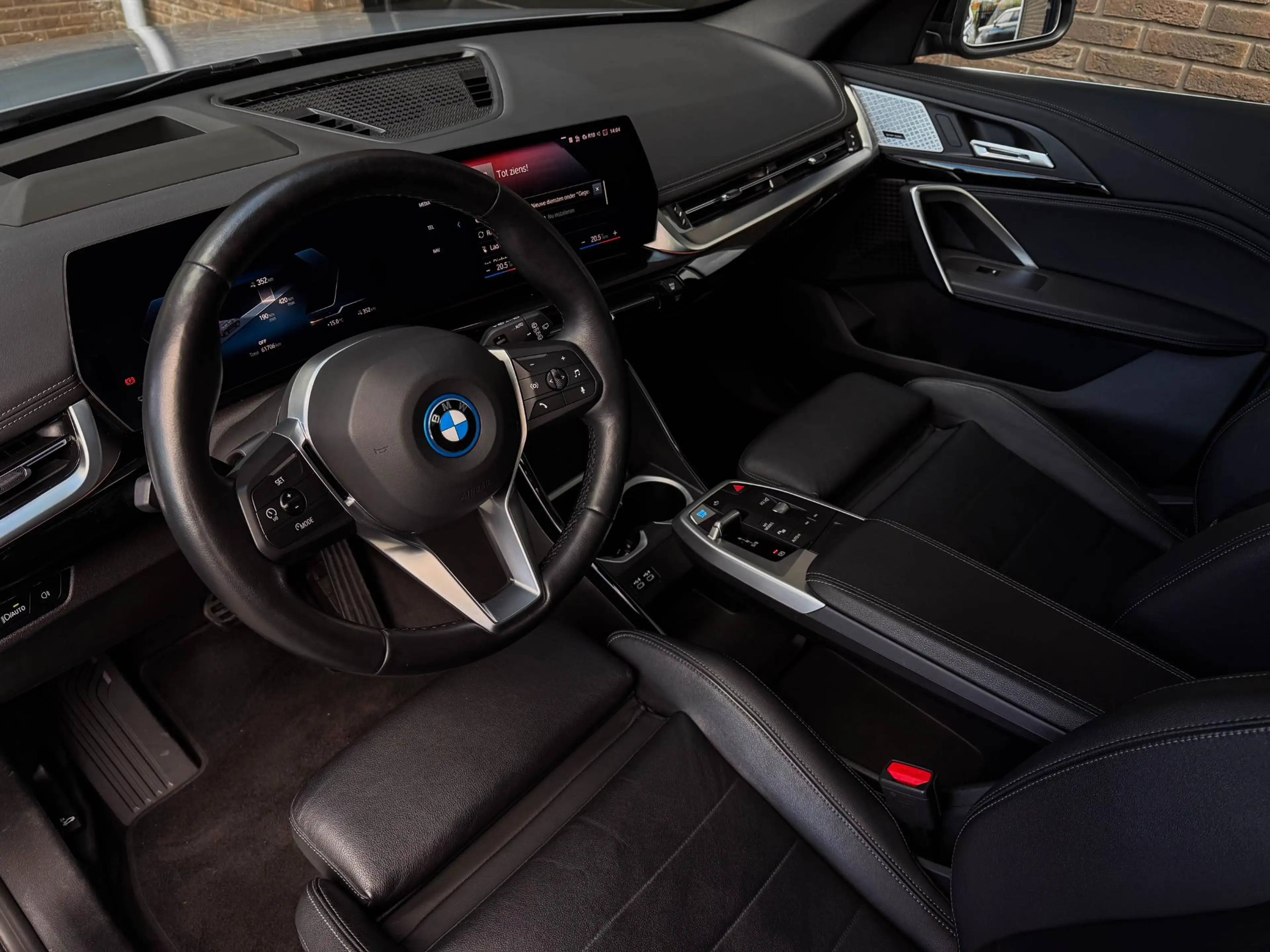 BMW iX1 xDrive30 Launch Ed. 67 kWh | Pano | 20"| Drive Pro — photo 12