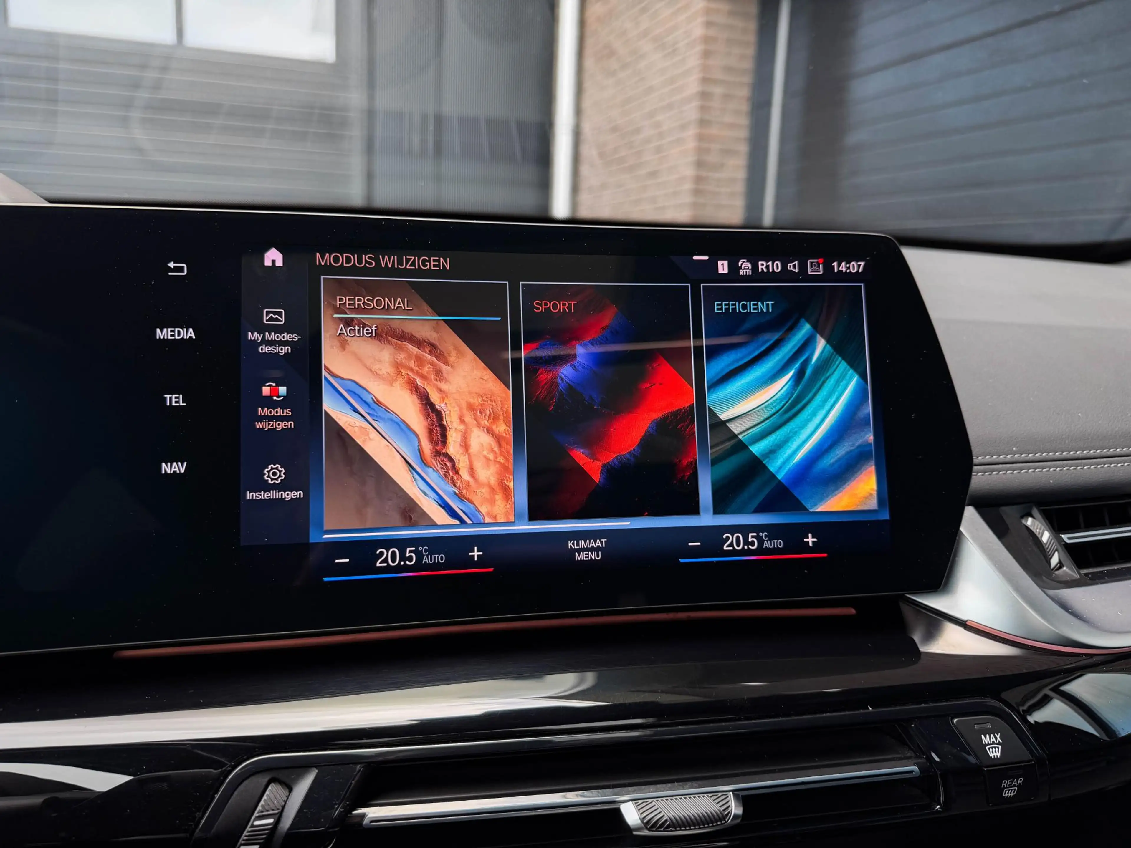 BMW iX1 xDrive30 Launch Ed. 67 kWh | Pano | 20"| Drive Pro — photo 19