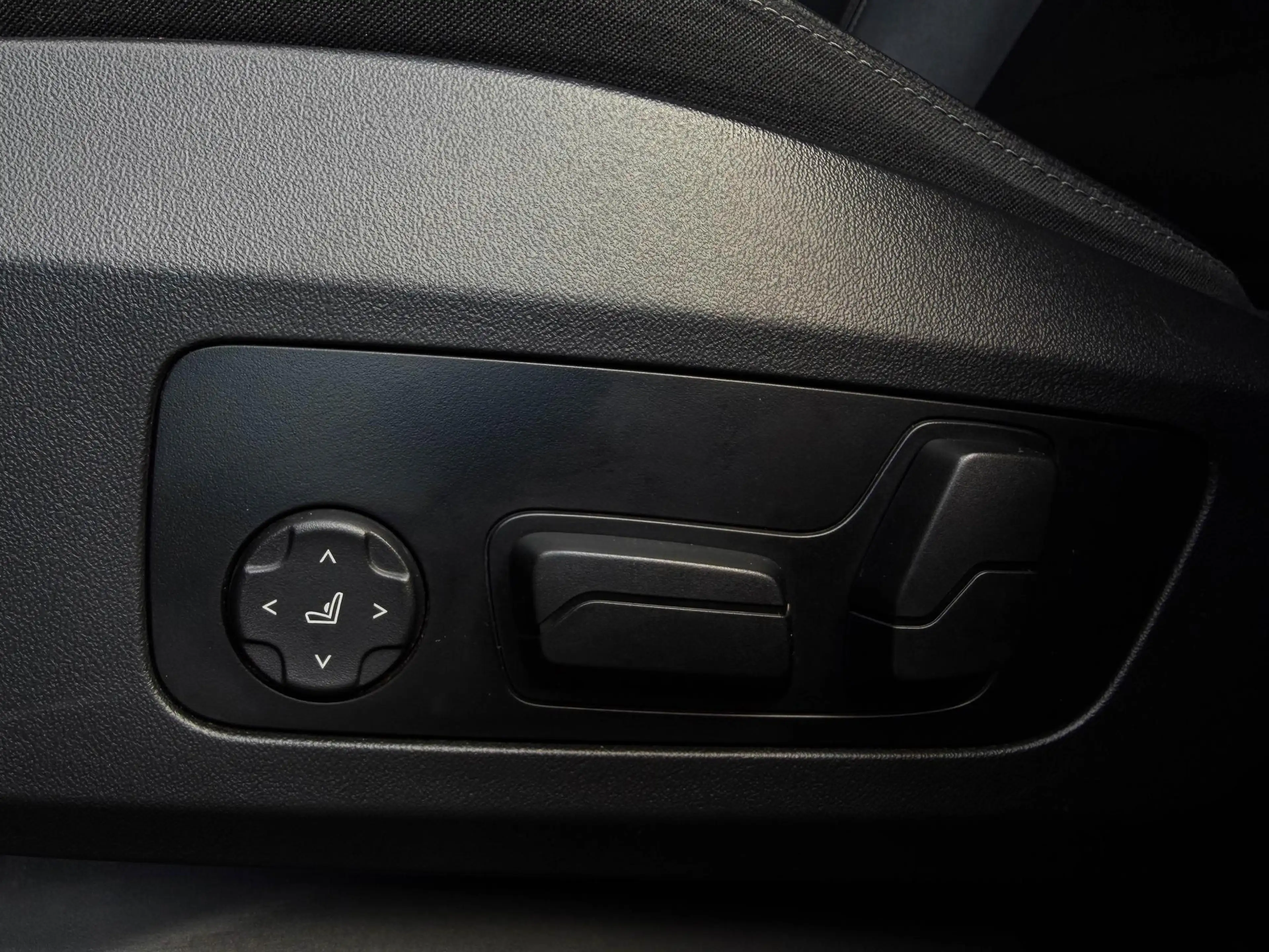 BMW iX1 xDrive30 Launch Ed. 67 kWh | Pano | 20"| Drive Pro — photo 10