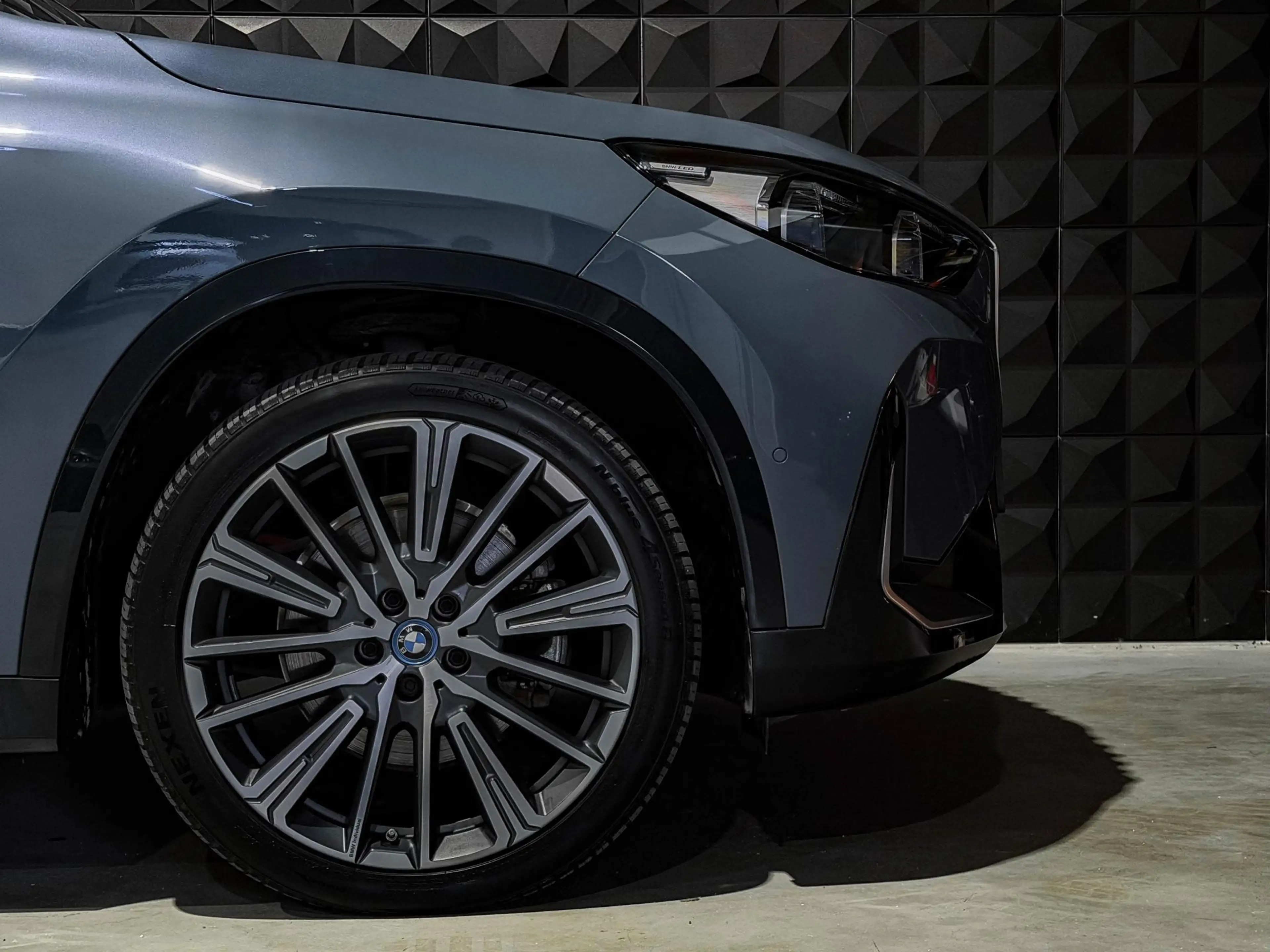 BMW iX1 xDrive30 Launch Ed. 67 kWh | Pano | 20"| Drive Pro — photo 32