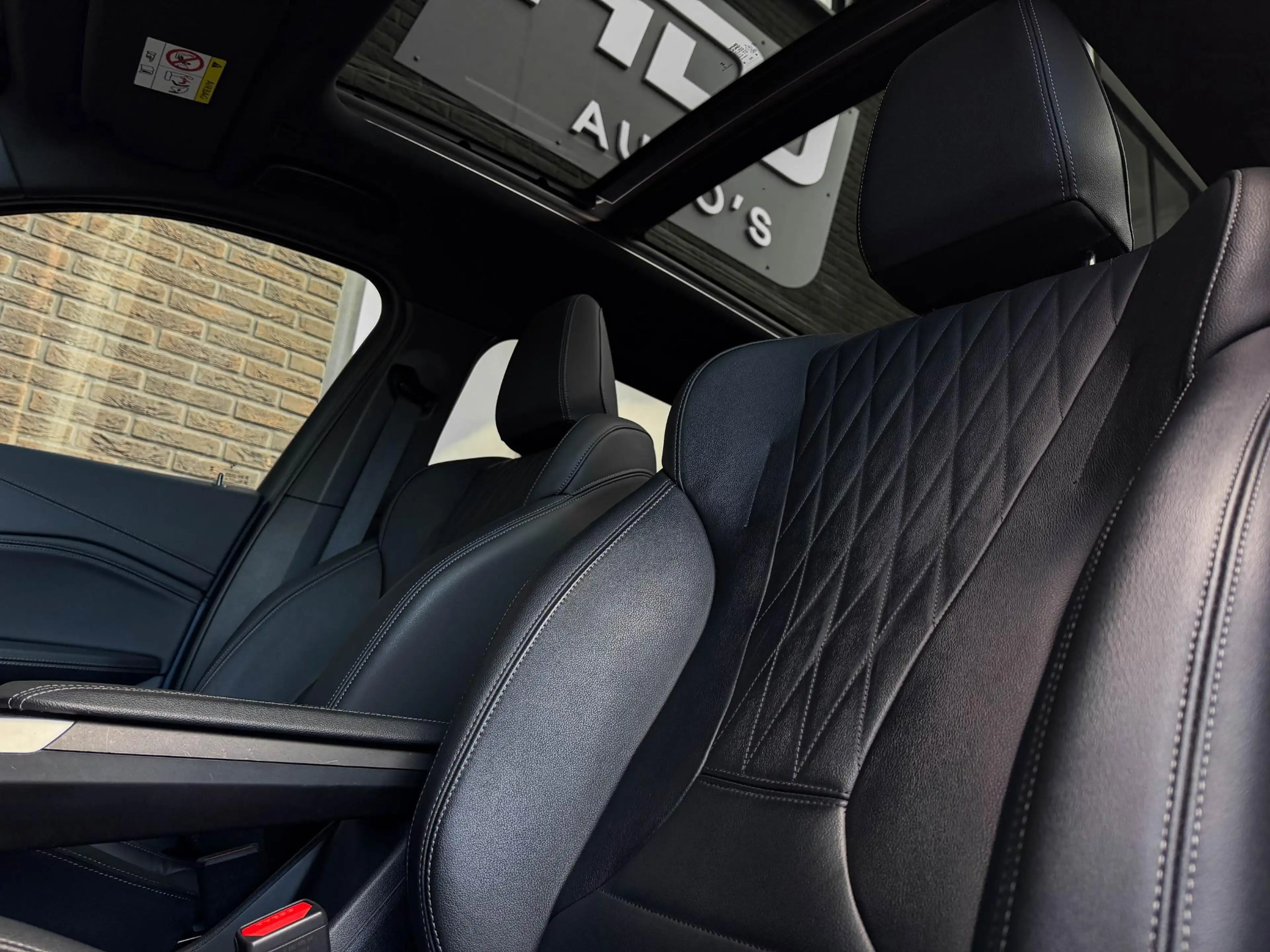 BMW iX1 xDrive30 Launch Ed. 67 kWh | Pano | 20"| Drive Pro — photo 9