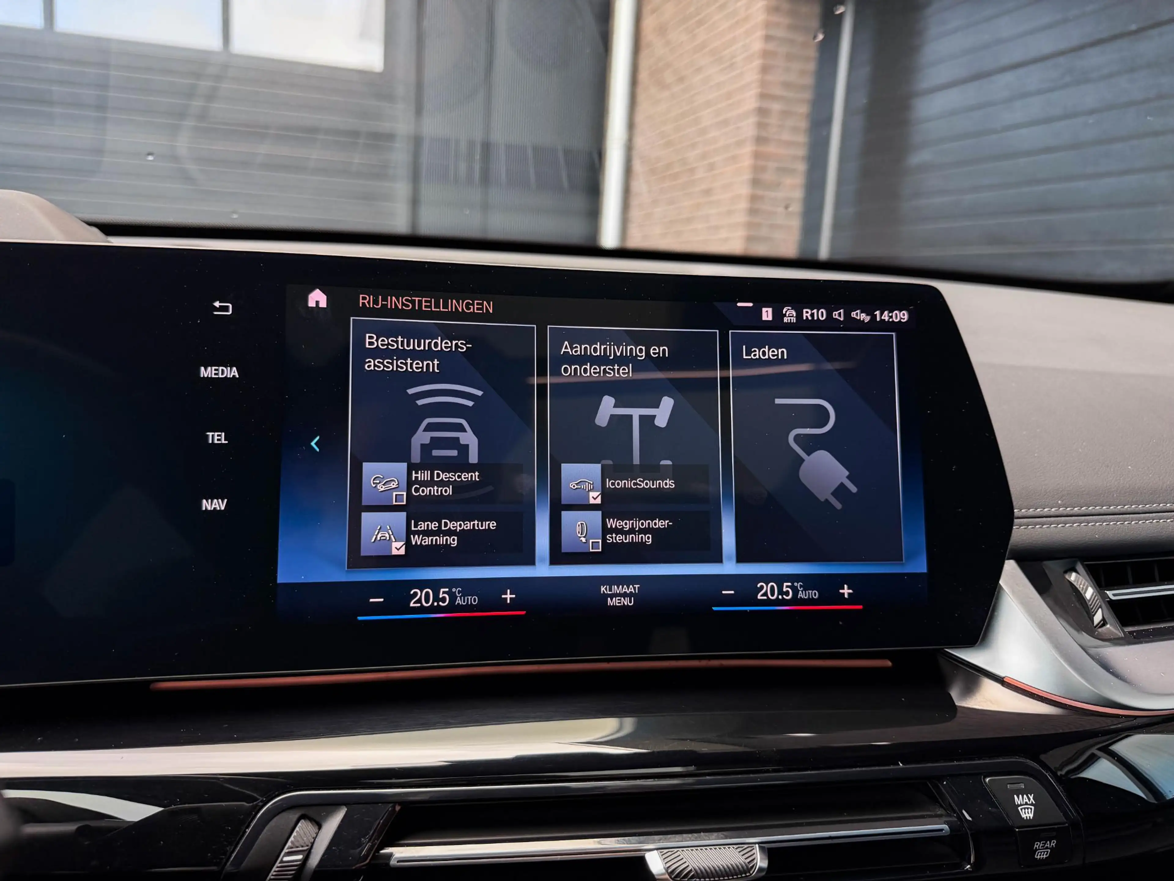BMW iX1 xDrive30 Launch Ed. 67 kWh | Pano | 20"| Drive Pro — photo 26