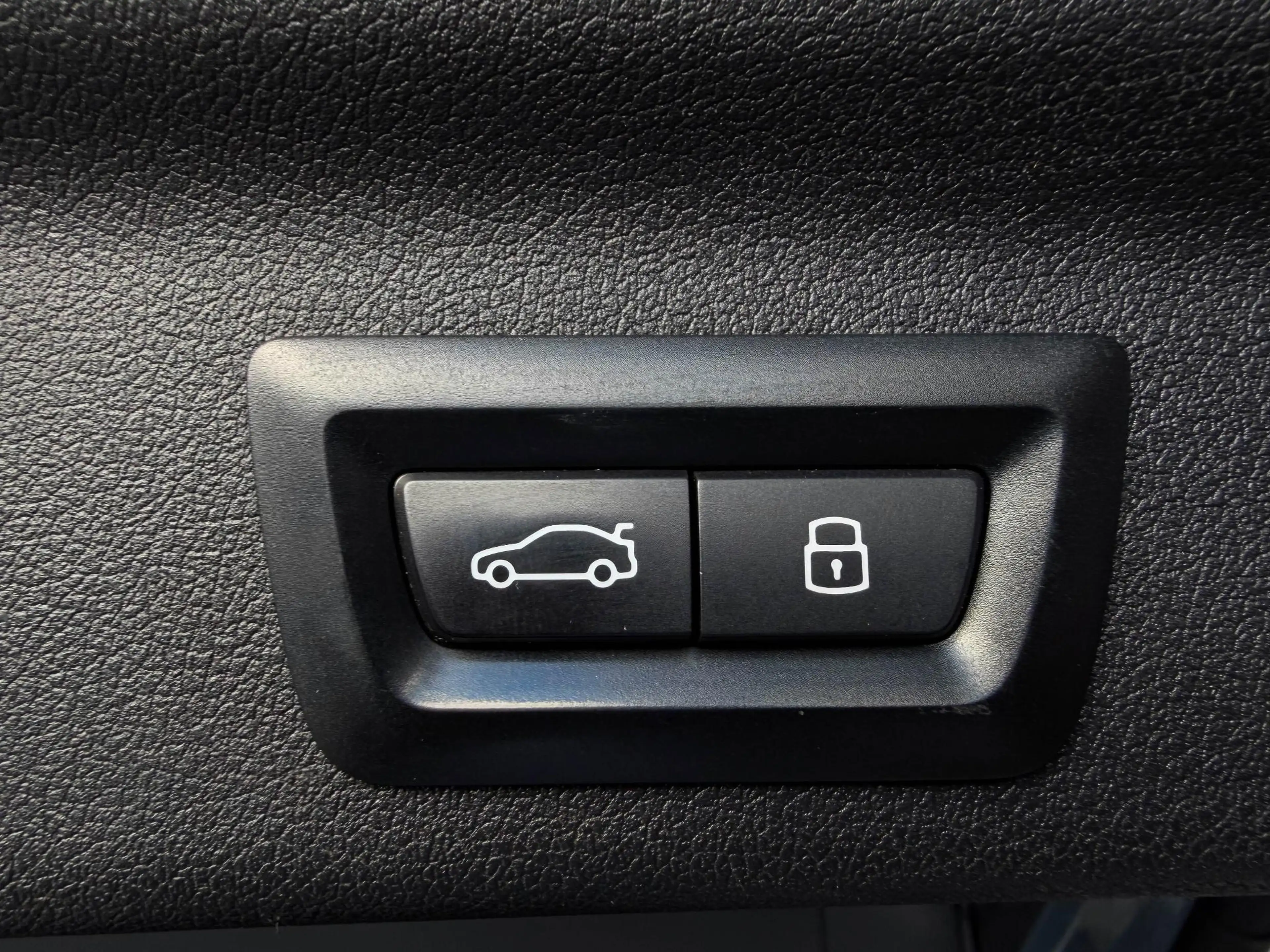 BMW iX1 xDrive30 Launch Ed. 67 kWh | Pano | 20"| Drive Pro — photo 40