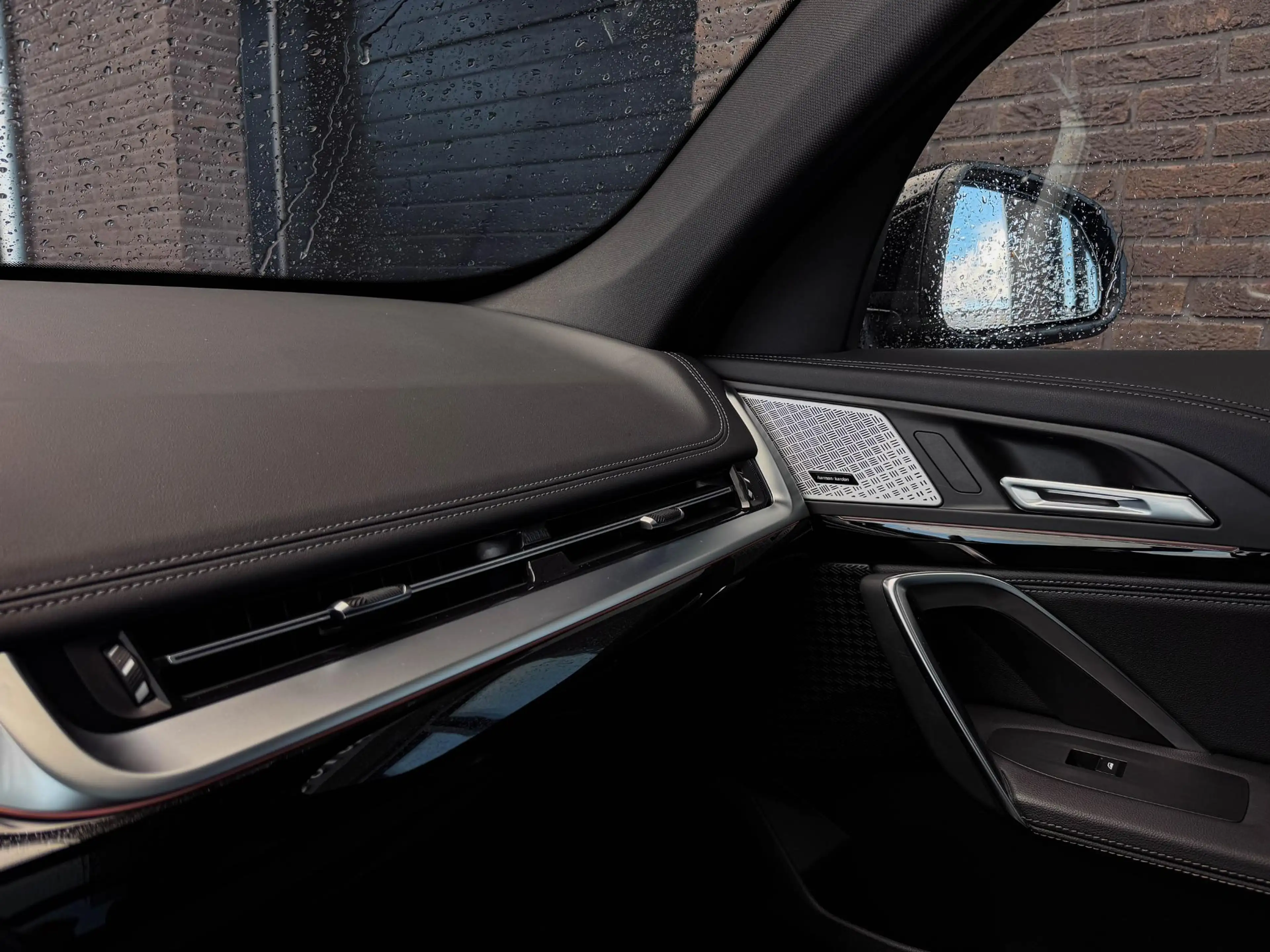 BMW iX1 xDrive30 Launch Ed. 67 kWh | Pano | 20"| Drive Pro — photo 36