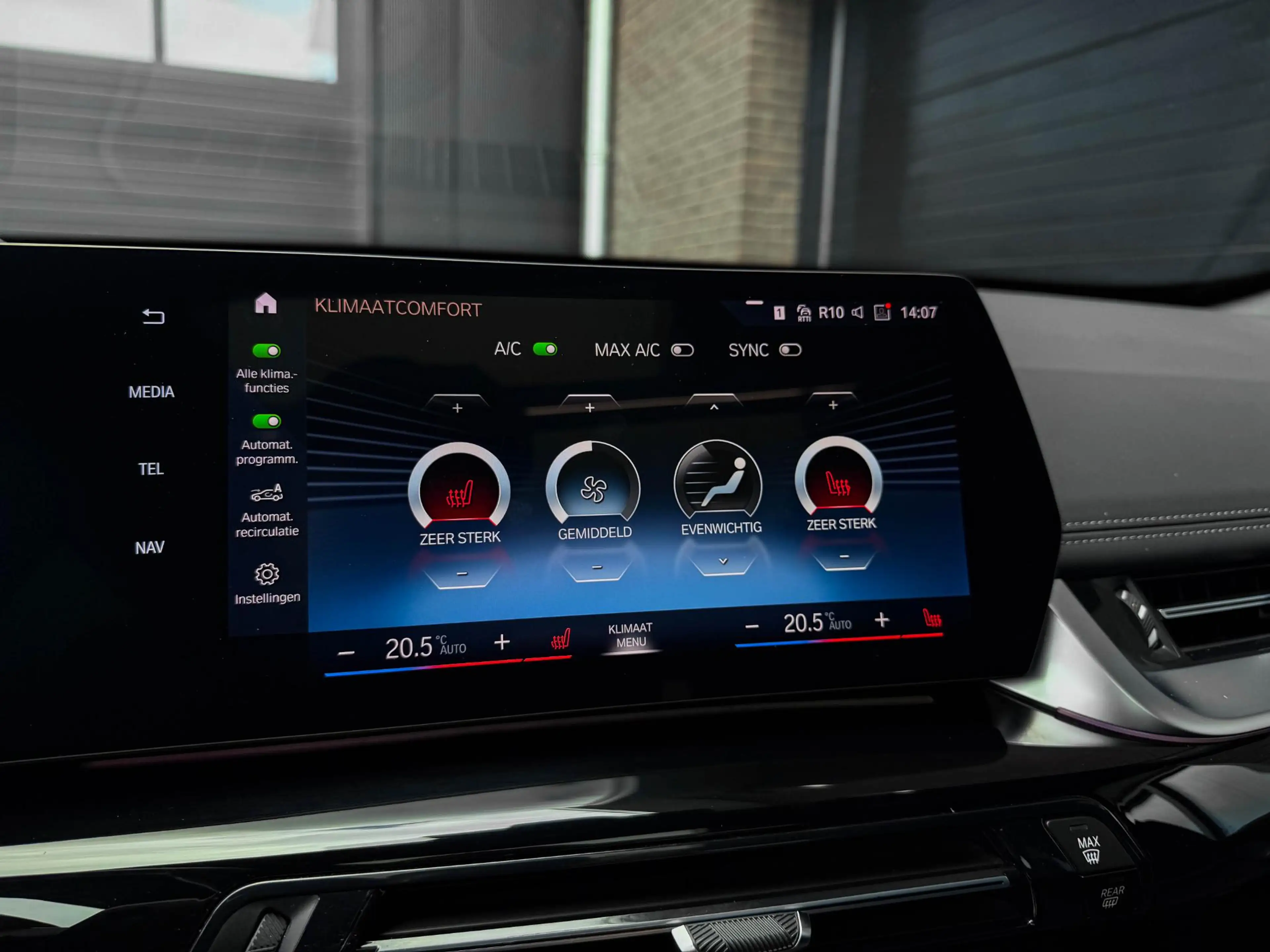 BMW iX1 xDrive30 Launch Ed. 67 kWh | Pano | 20"| Drive Pro — photo 16