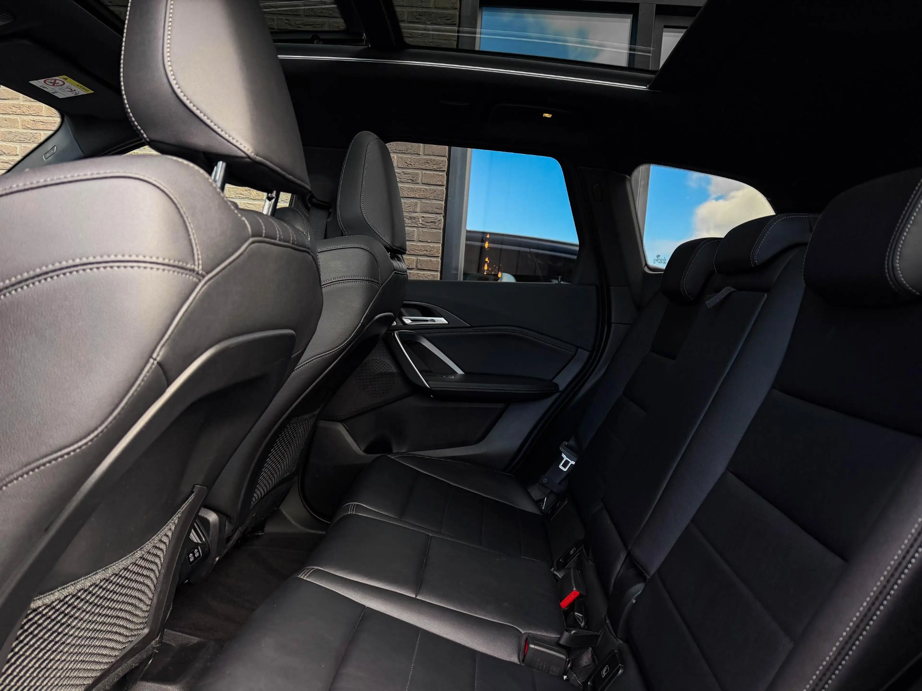 BMW iX1 xDrive30 Launch Ed. 67 kWh | Pano | 20"| Drive Pro — photo 38