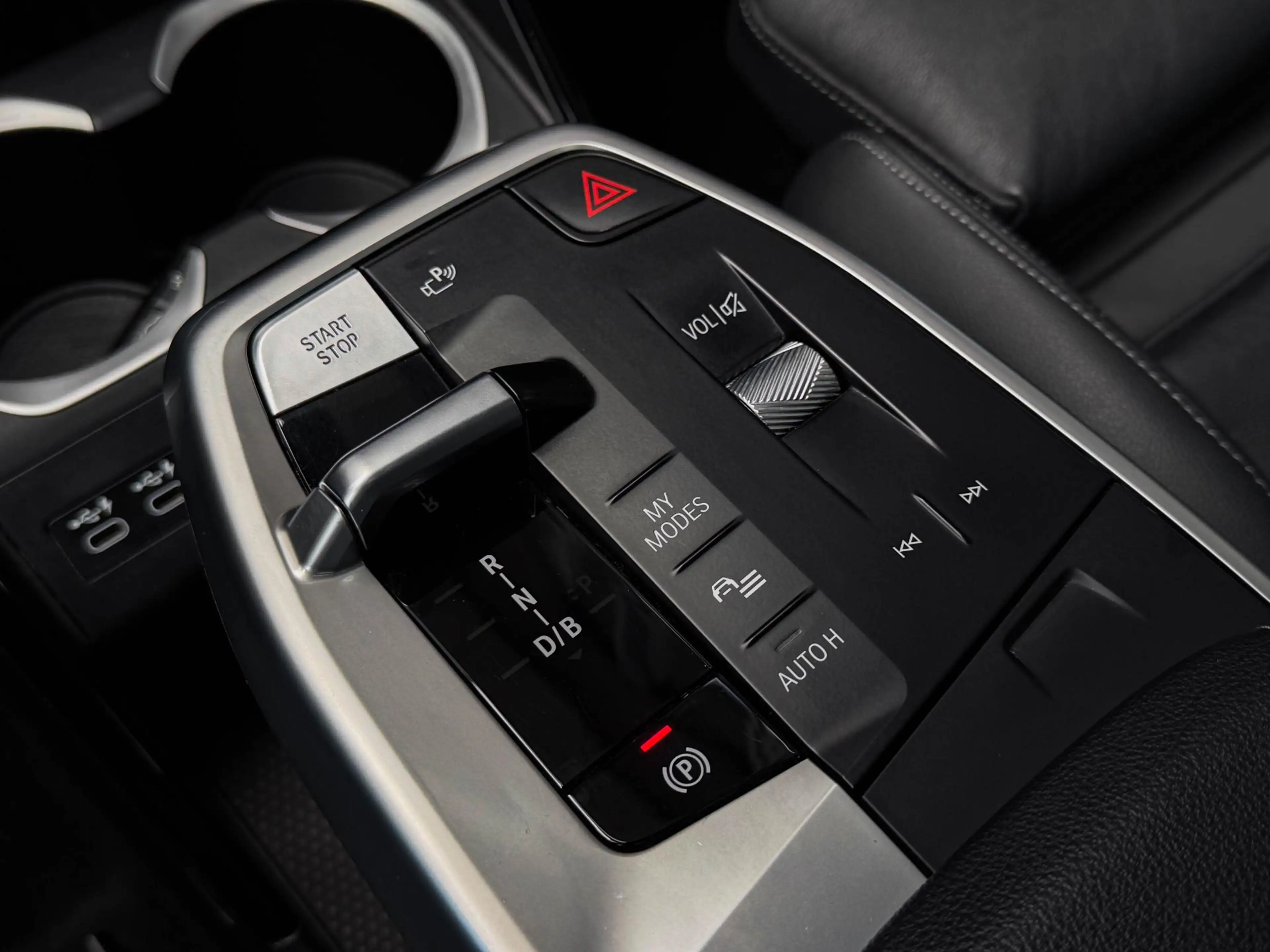 BMW iX1 xDrive30 Launch Ed. 67 kWh | Pano | 20"| Drive Pro — photo 13