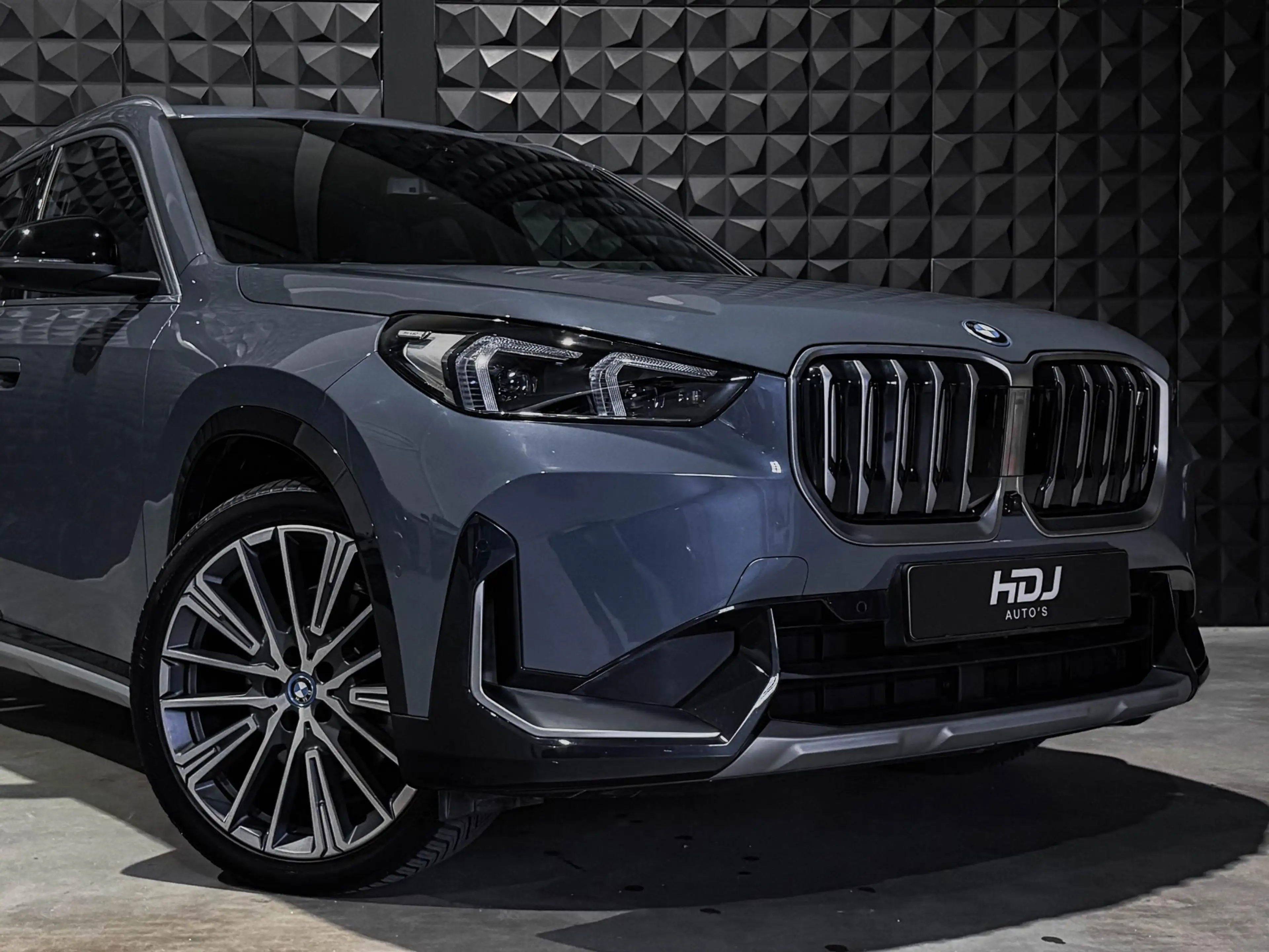 BMW iX1 xDrive30 Launch Ed. 67 kWh | Pano | 20"| Drive Pro — photo 6