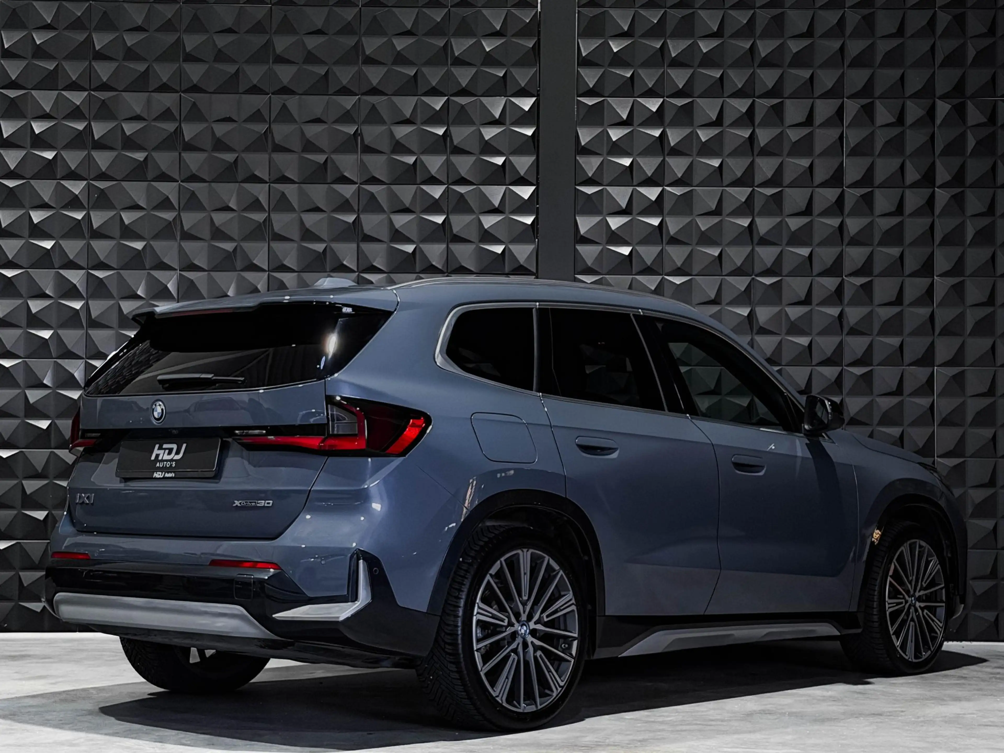 BMW iX1 xDrive30 Launch Ed. 67 kWh | Pano | 20"| Drive Pro — photo 4