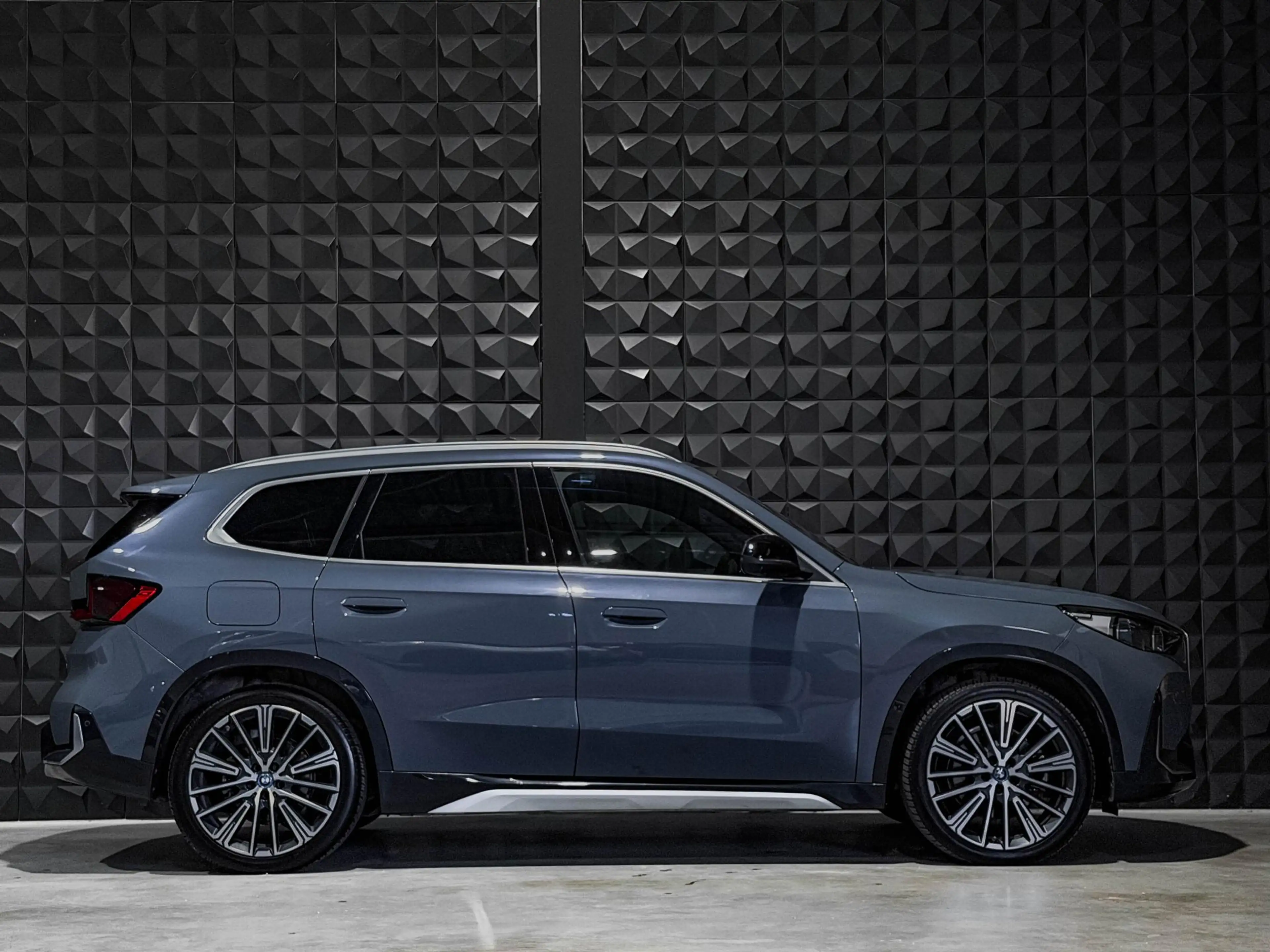BMW iX1 xDrive30 Launch Ed. 67 kWh | Pano | 20"| Drive Pro — photo 2