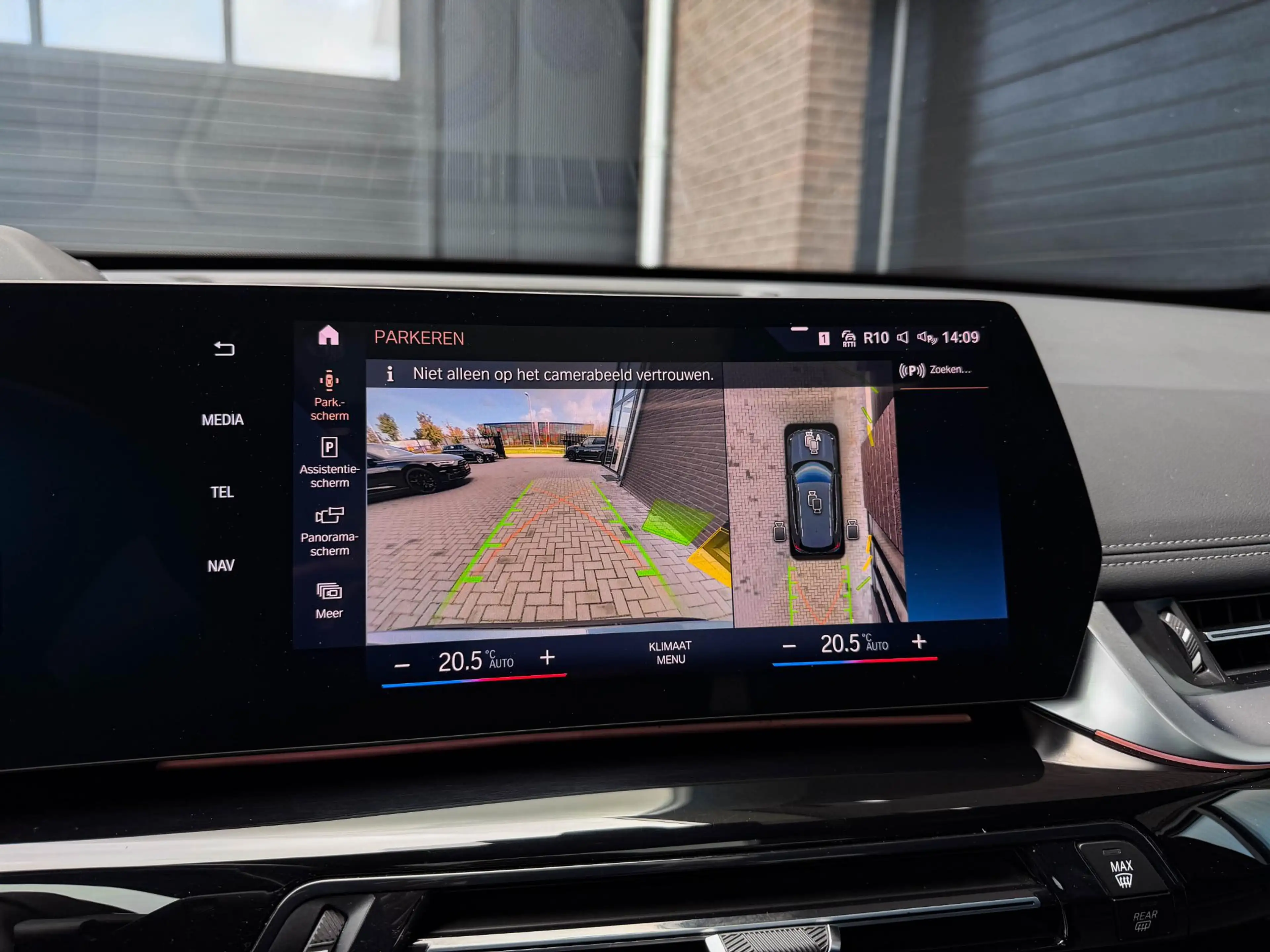 BMW iX1 xDrive30 Launch Ed. 67 kWh | Pano | 20"| Drive Pro — photo 18