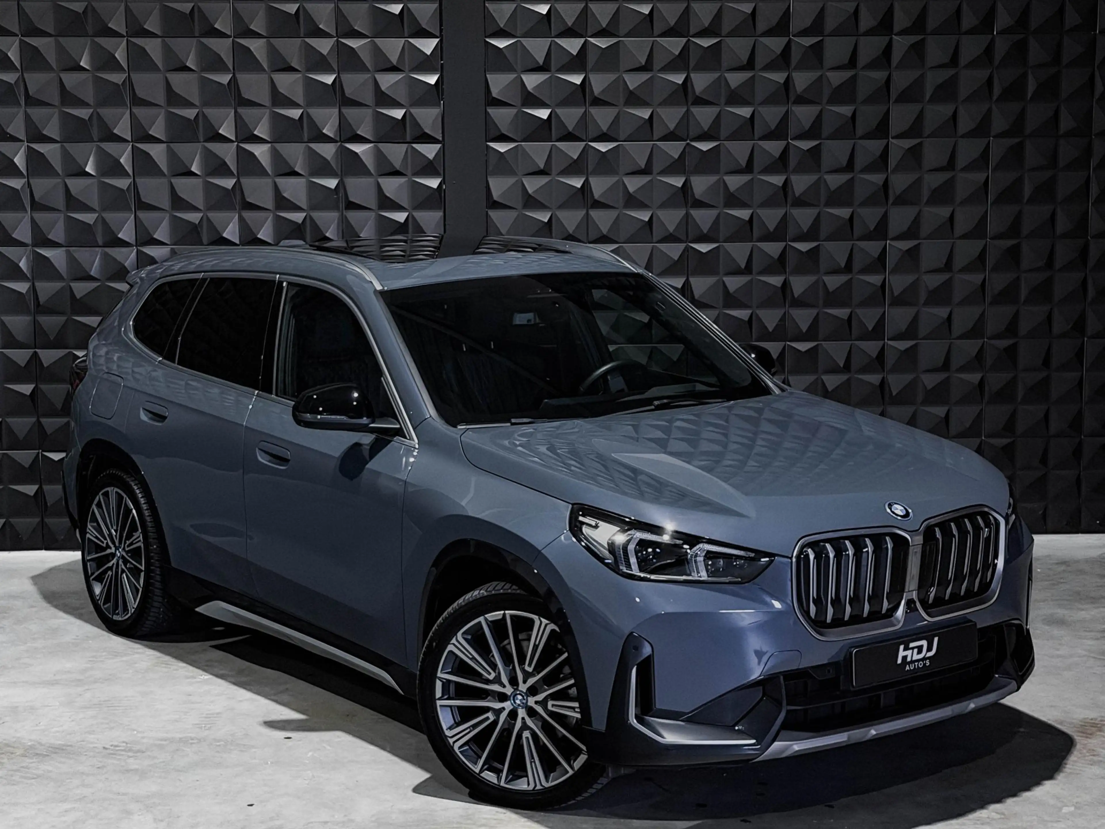 BMW iX1 xDrive30 Launch Ed. 67 kWh | Pano | 20"| Drive Pro — photo 41