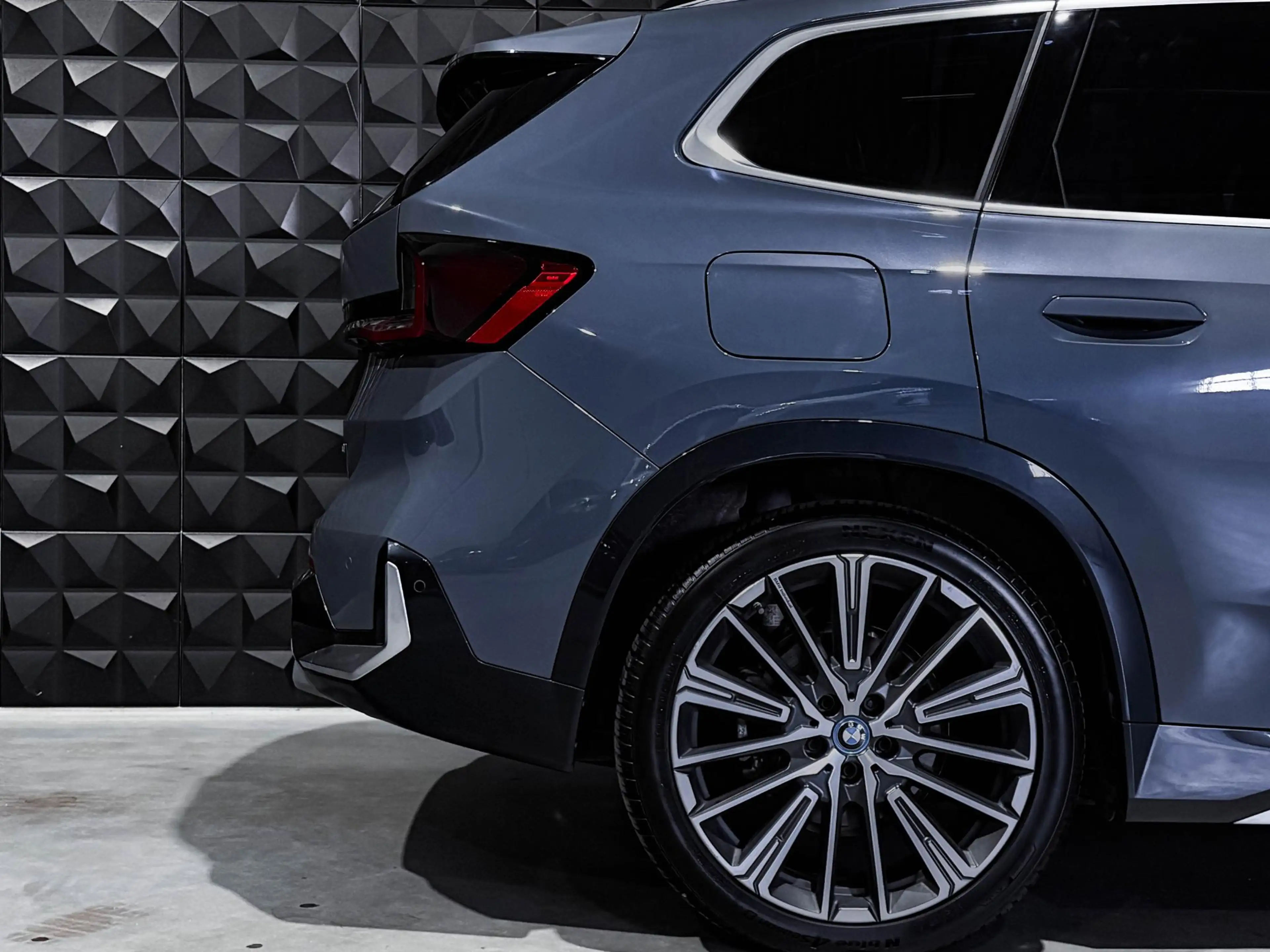 BMW iX1 xDrive30 Launch Ed. 67 kWh | Pano | 20"| Drive Pro — photo 31