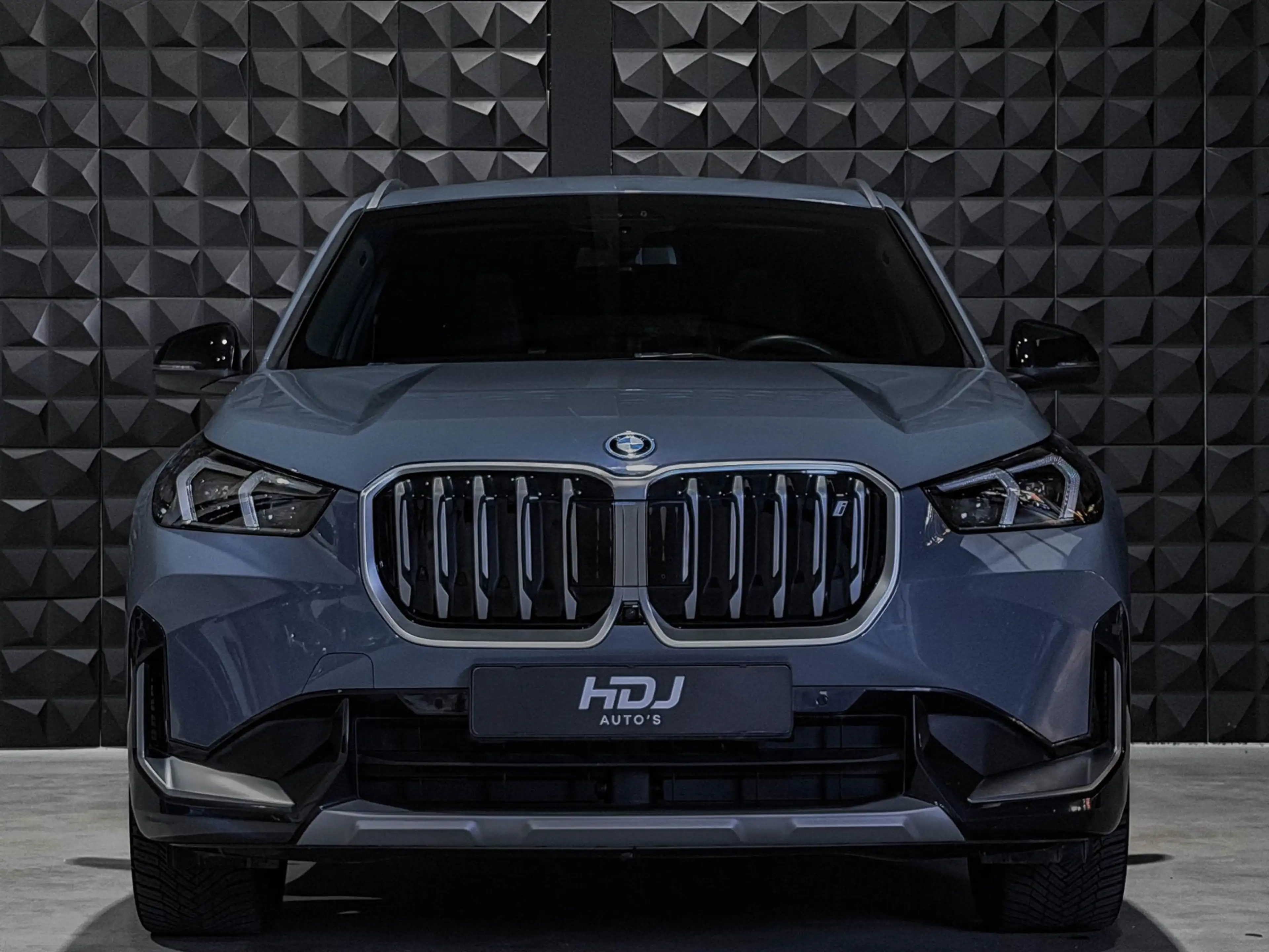 BMW iX1 xDrive30 Launch Ed. 67 kWh | Pano | 20"| Drive Pro — photo 3