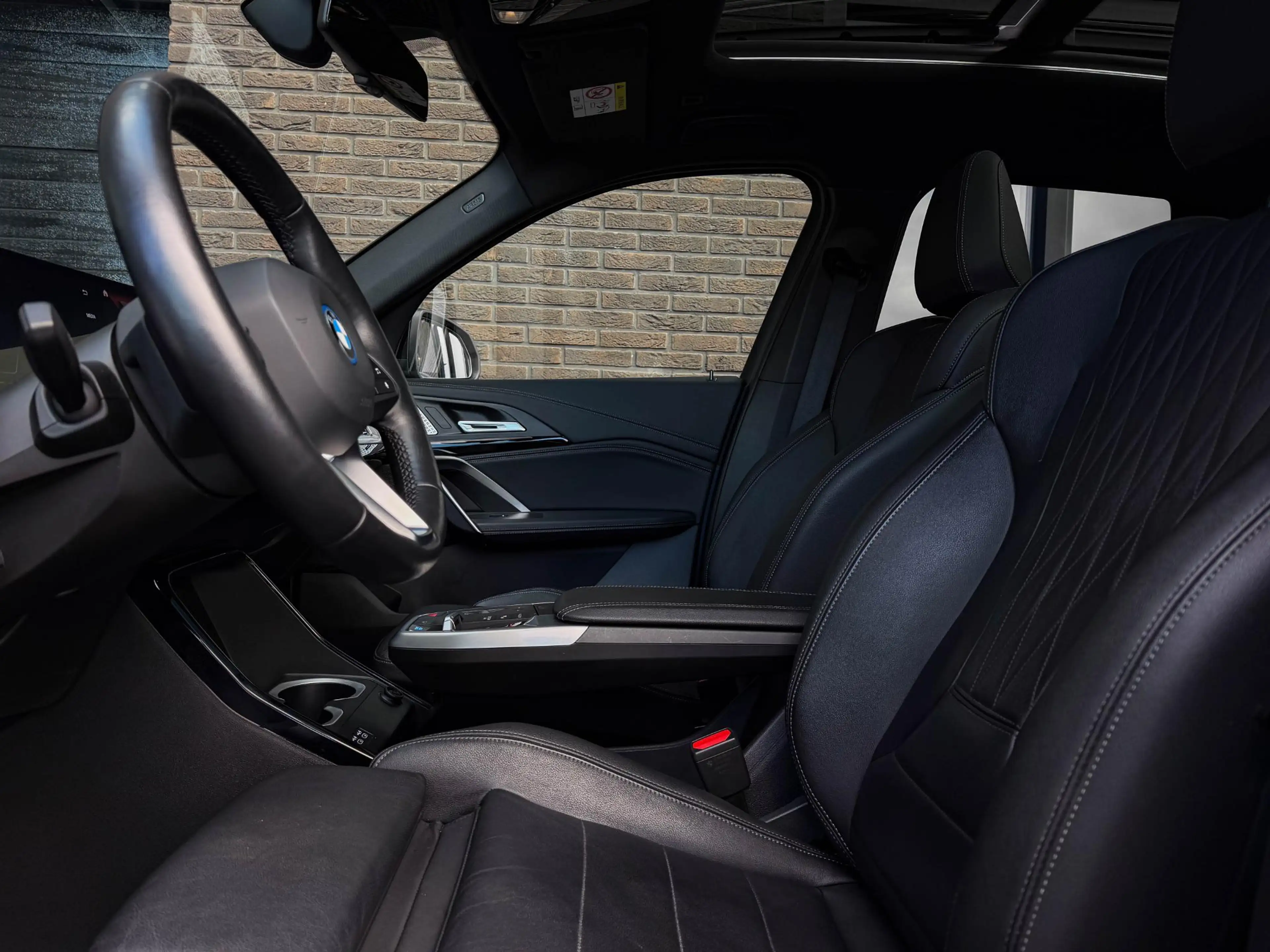 BMW iX1 xDrive30 Launch Ed. 67 kWh | Pano | 20"| Drive Pro — photo 8