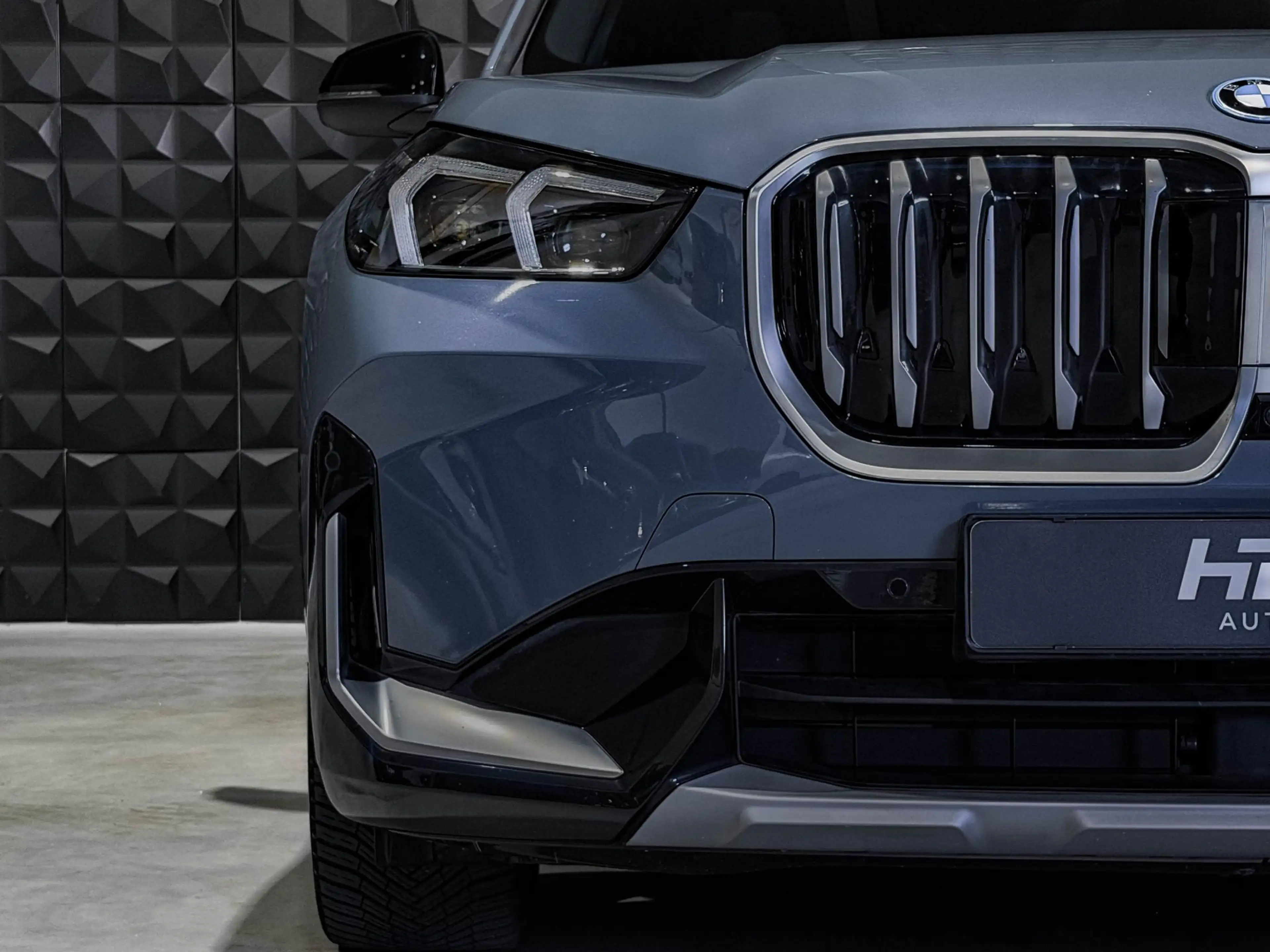 BMW iX1 xDrive30 Launch Ed. 67 kWh | Pano | 20"| Drive Pro — photo 29