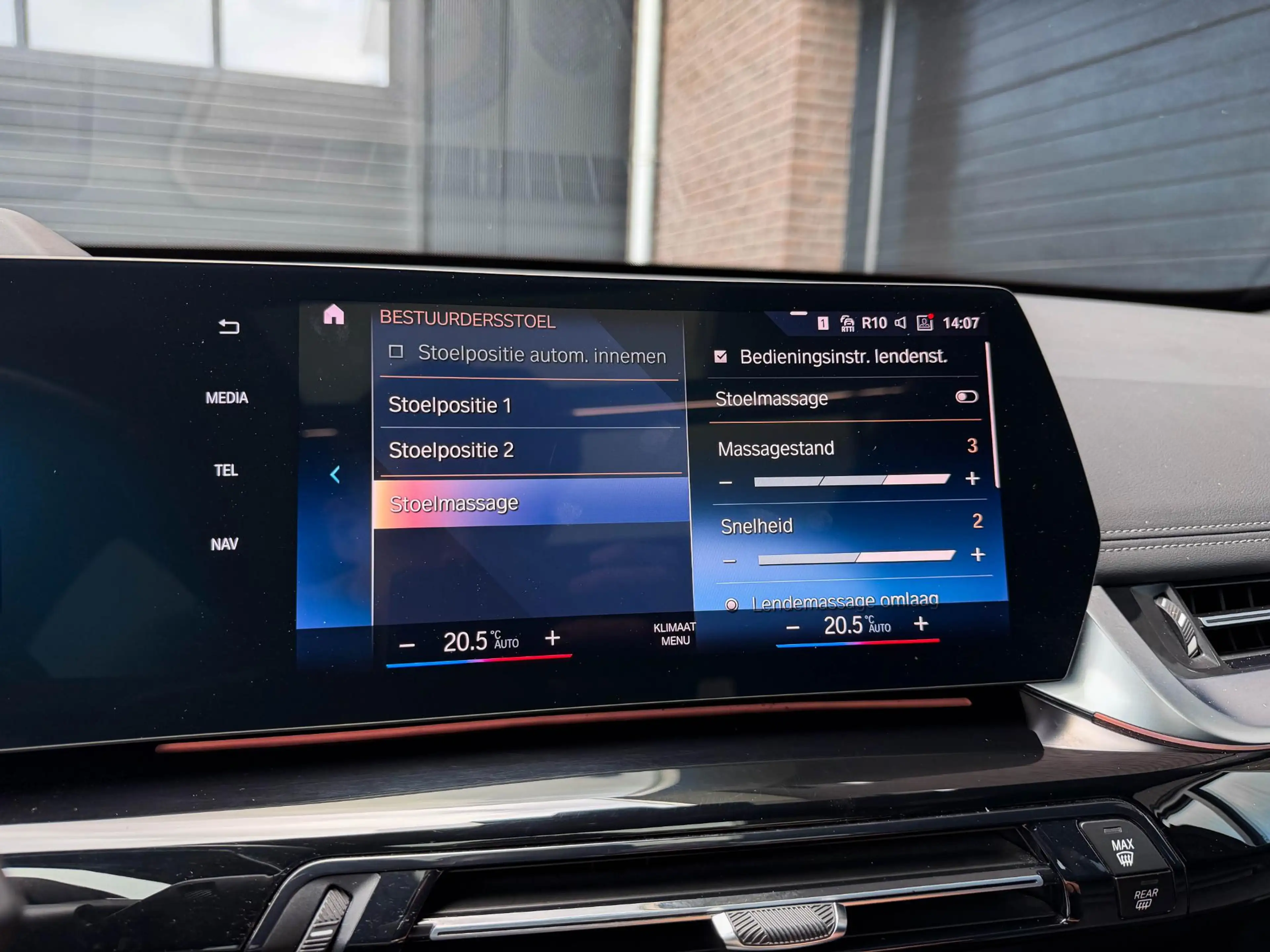 BMW iX1 xDrive30 Launch Ed. 67 kWh | Pano | 20"| Drive Pro — photo 23