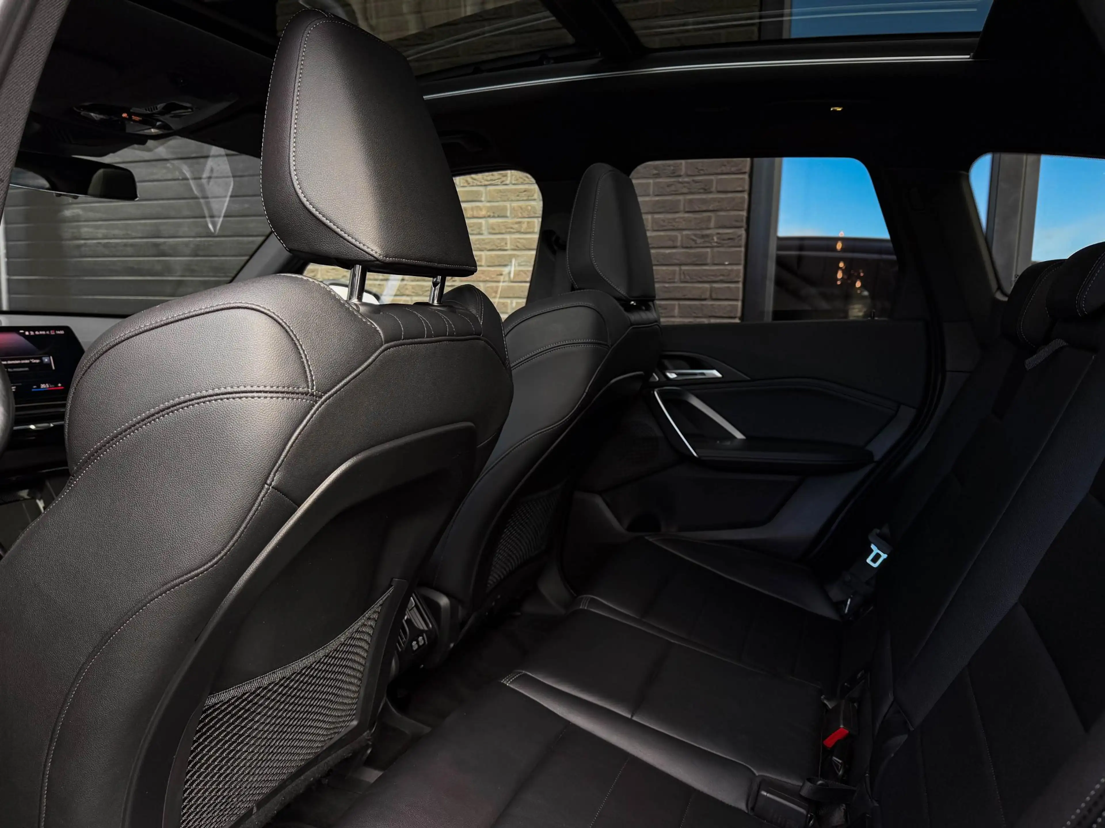 BMW iX1 xDrive30 Launch Ed. 67 kWh | Pano | 20"| Drive Pro — photo 37