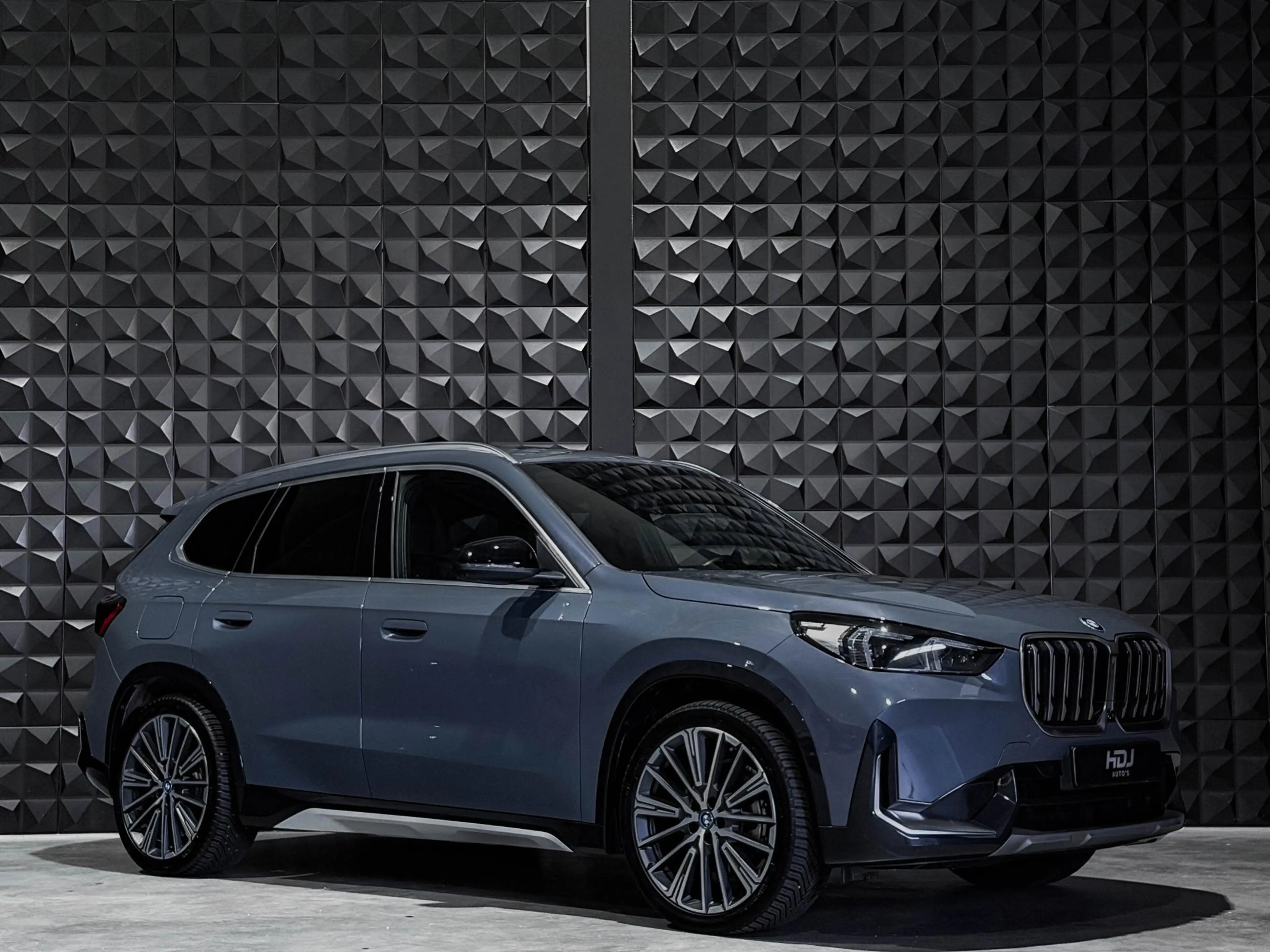 BMW iX1 xDrive30 Launch Ed. 67 kWh | Pano | 20"| Drive Pro — photo 5