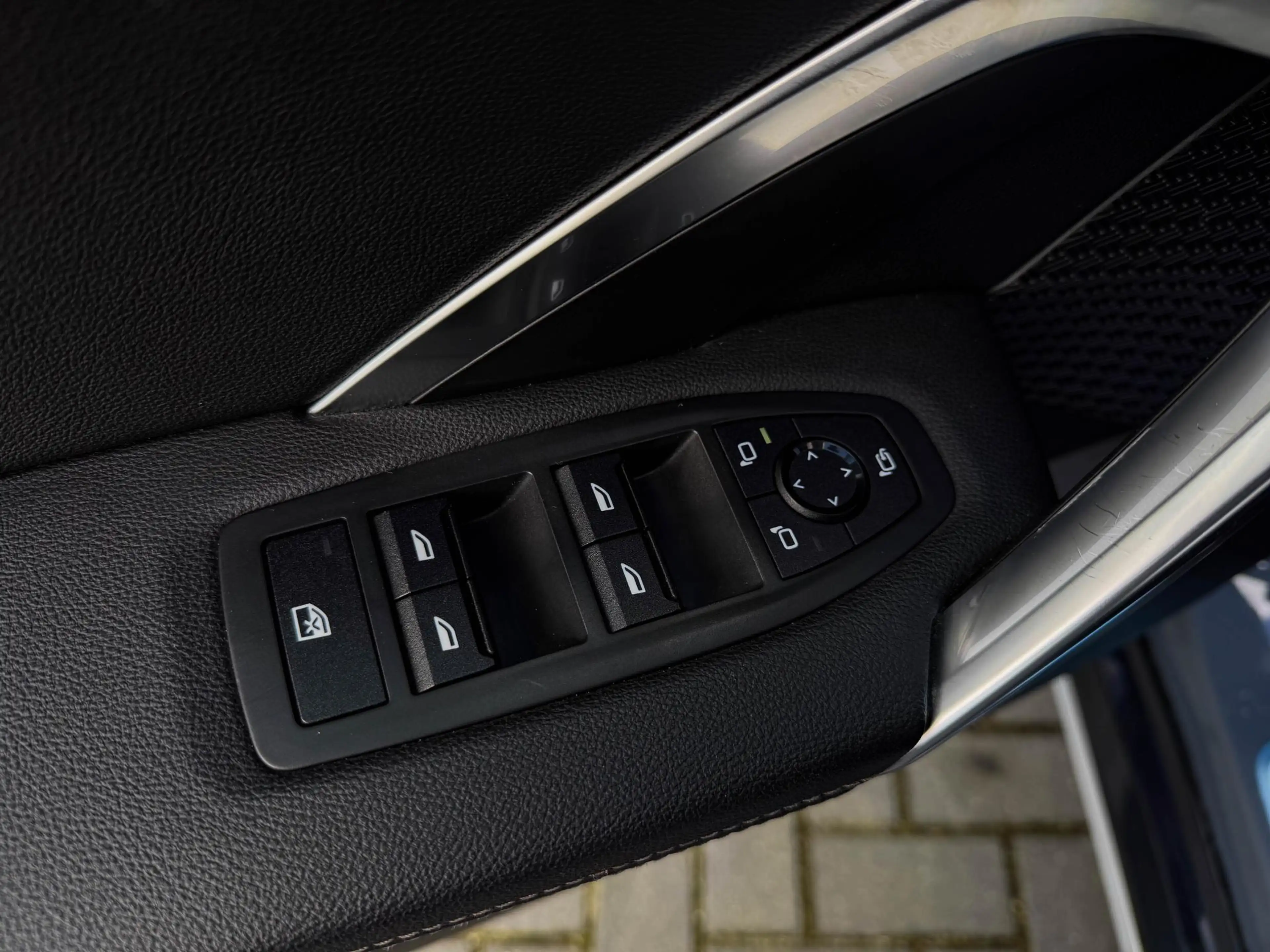 BMW iX1 xDrive30 Launch Ed. 67 kWh | Pano | 20"| Drive Pro — photo 28