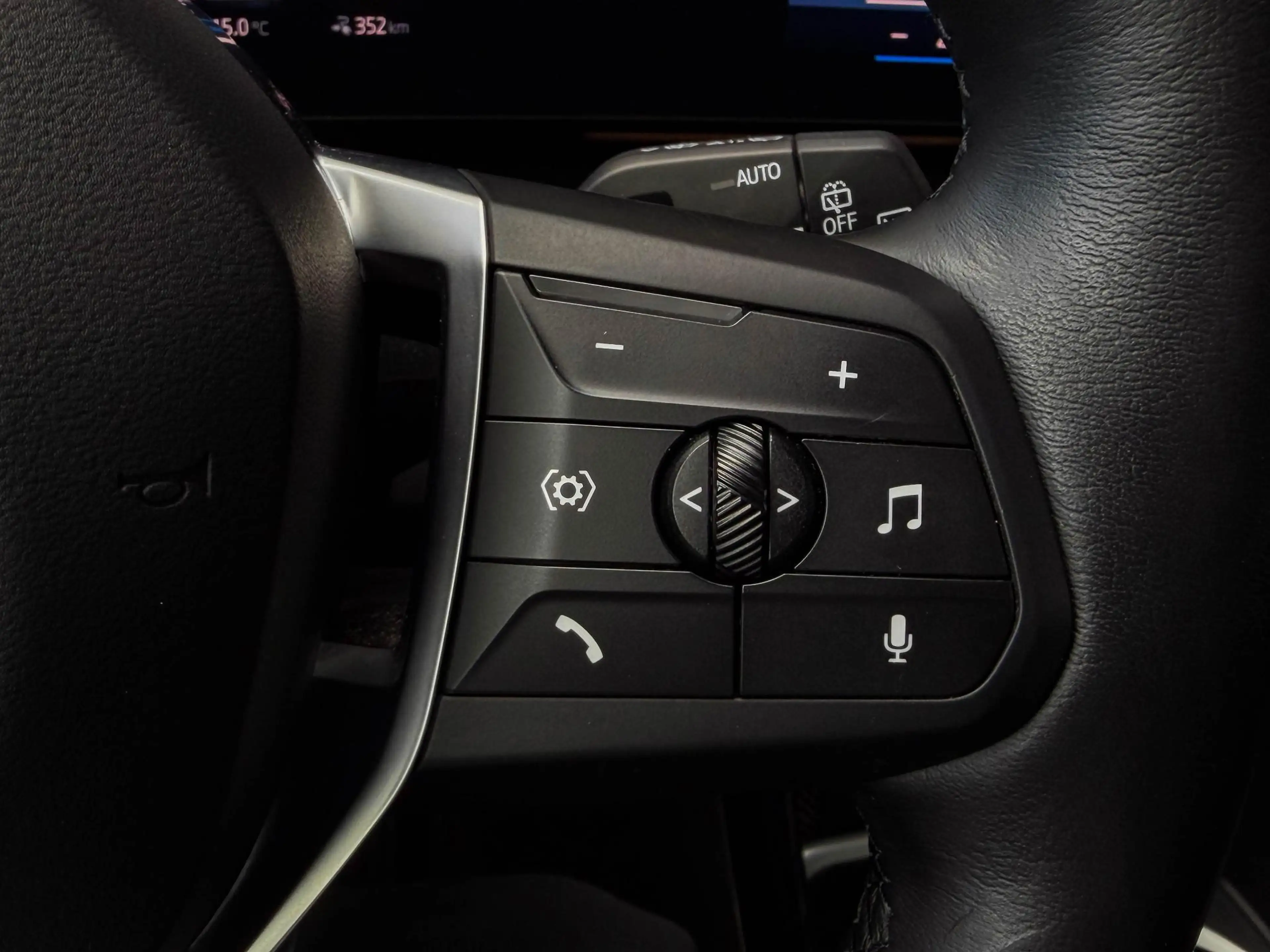 BMW iX1 xDrive30 Launch Ed. 67 kWh | Pano | 20"| Drive Pro — photo 35