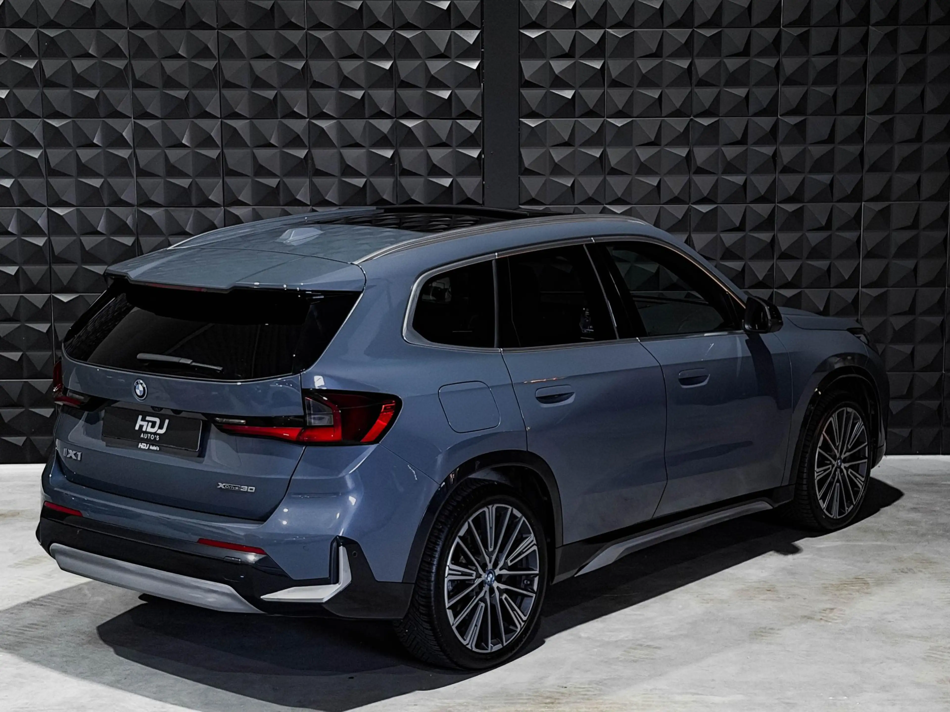 BMW iX1 xDrive30 Launch Ed. 67 kWh | Pano | 20"| Drive Pro — photo 42
