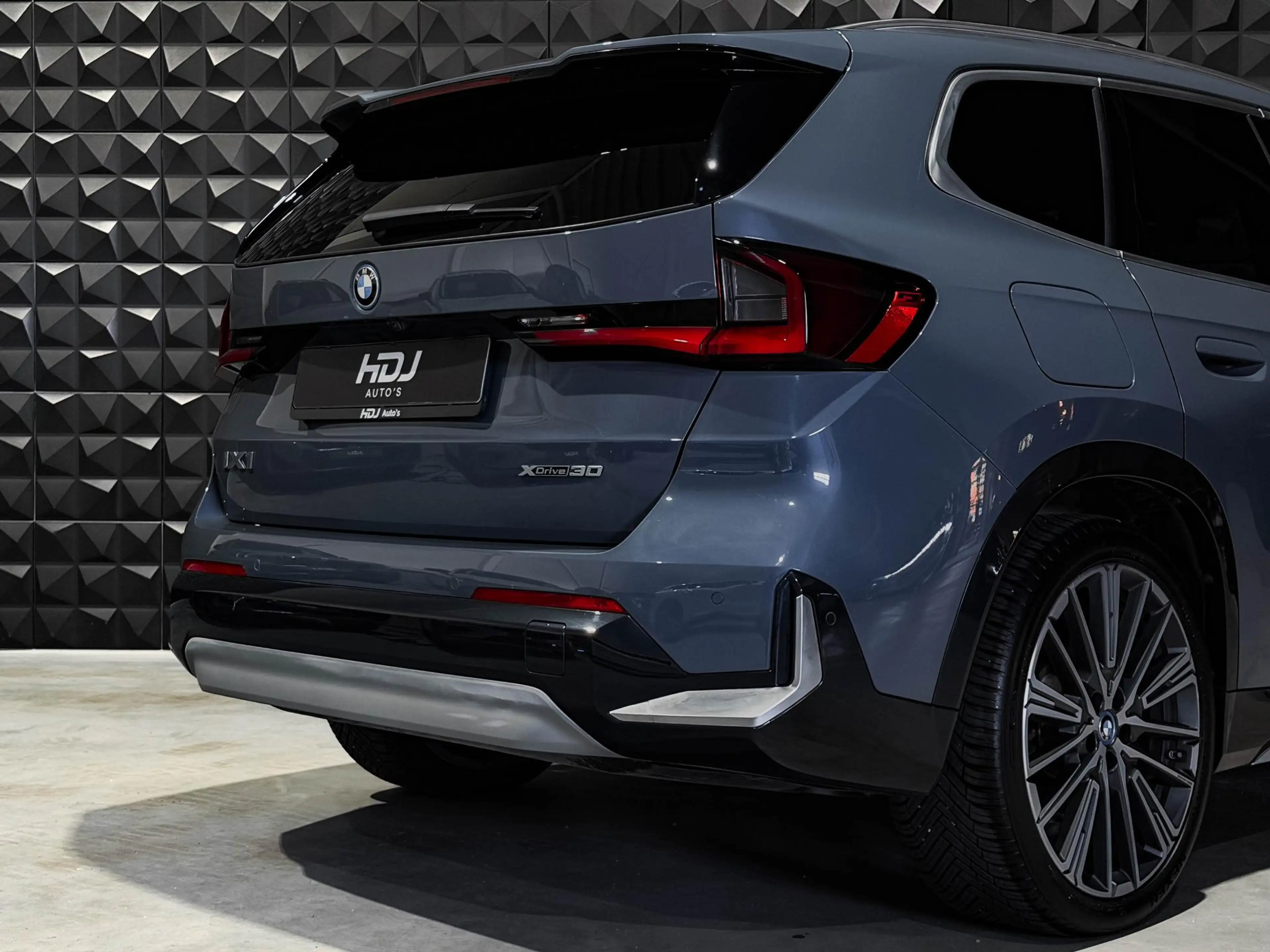 BMW iX1 xDrive30 Launch Ed. 67 kWh | Pano | 20"| Drive Pro — photo 7