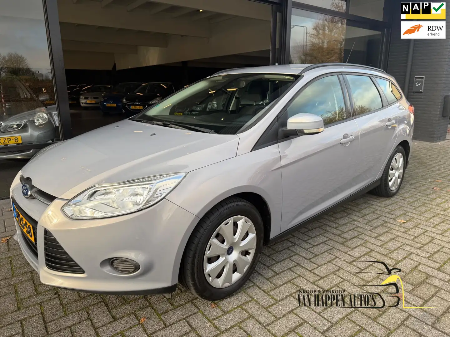Ford Focus Wagon 1.0 EcoBoost Trend Grijs - 1