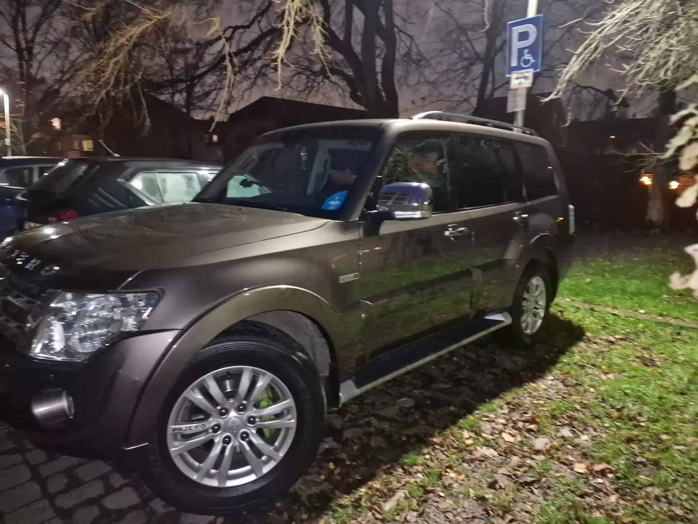 Mitsubishi Pajero 3.2 DI-D Automatik Edition 30 Brun - 1