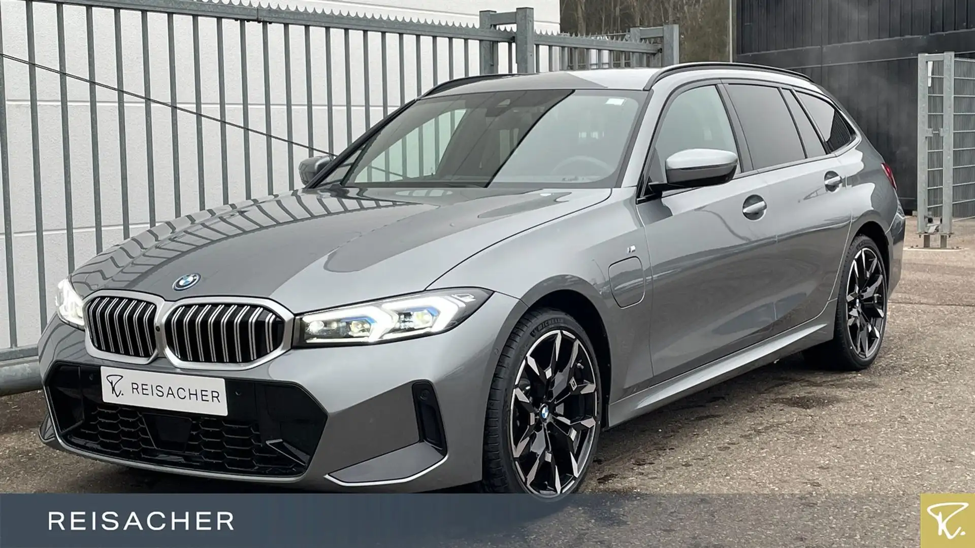 BMW 330 e A Tou M-Sport,AHK,Autom Grau - 1