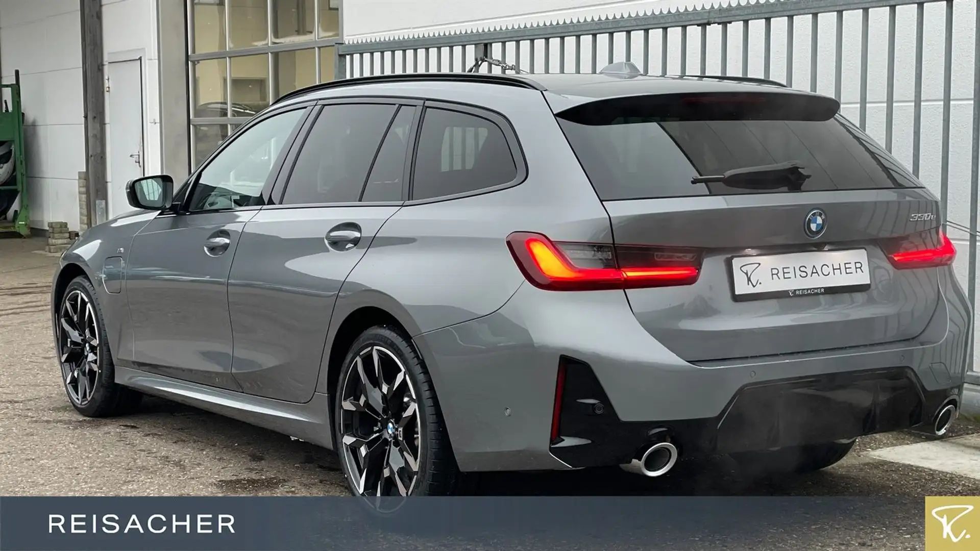 BMW 330 e A Tou M-Sport,AHK,Autom Grau - 2