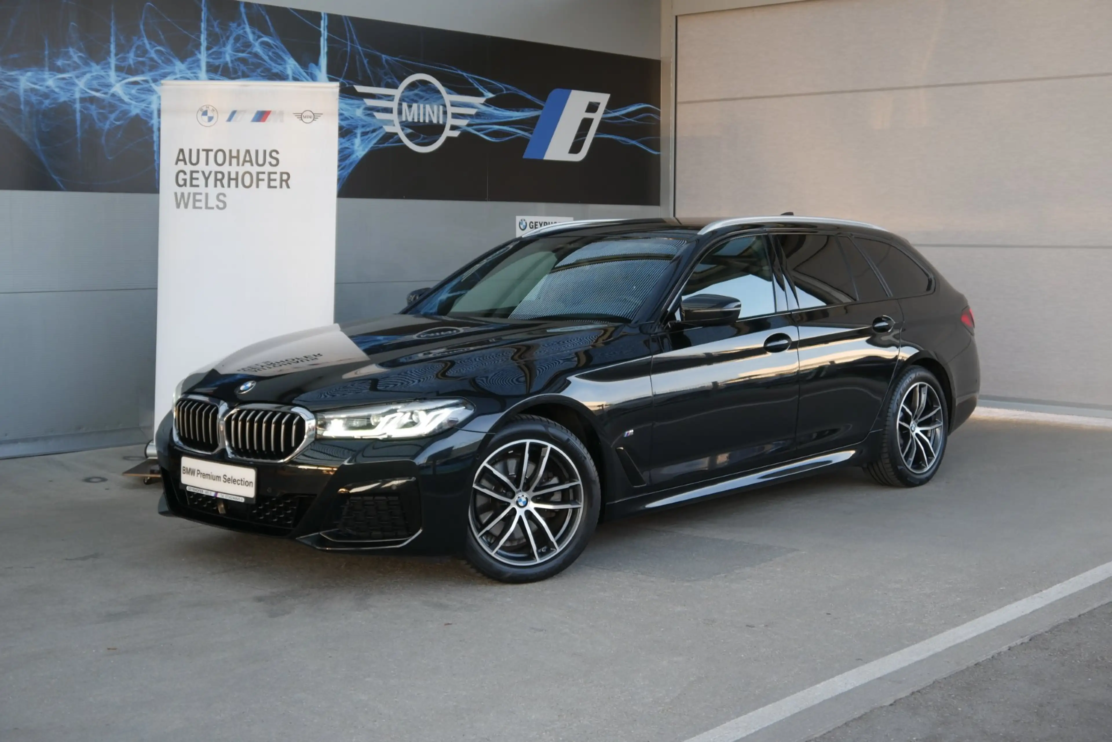 BMW 520 d xDrive *M-Paket/ACC/Adapt. LED/Lenkradhzg./Driving Assistant/HIFI/Komfortzugang*