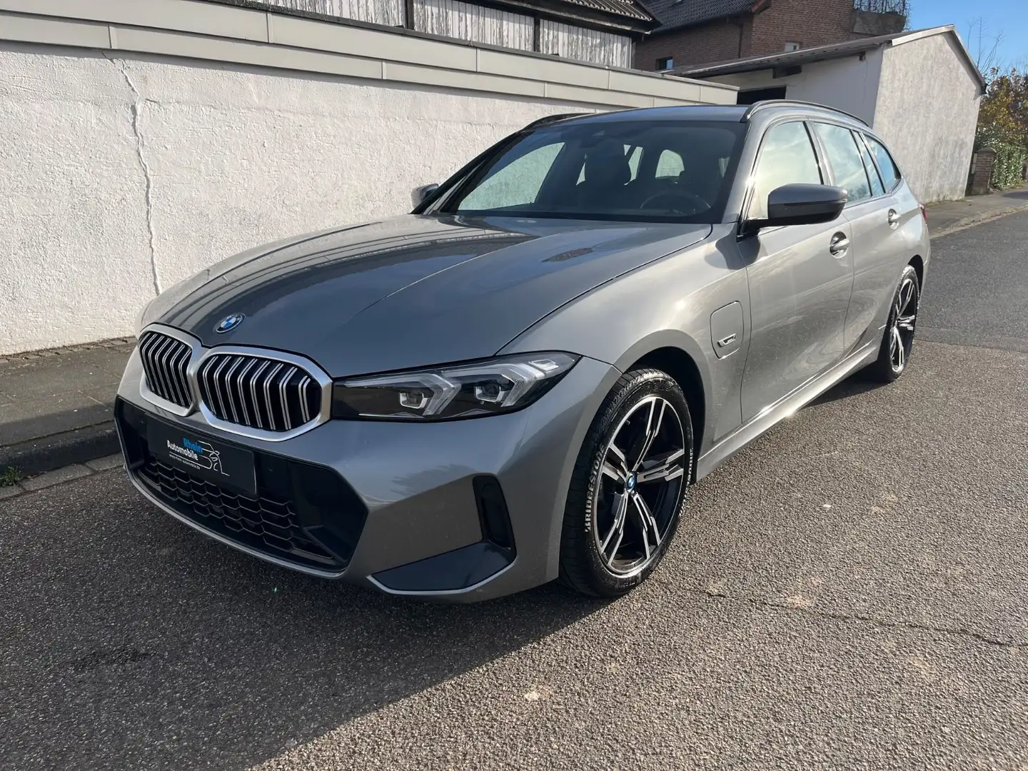 BMW 330 e xDrive M SPORTPAKET NAVI LED 1HD FACELIFT Grau - 1