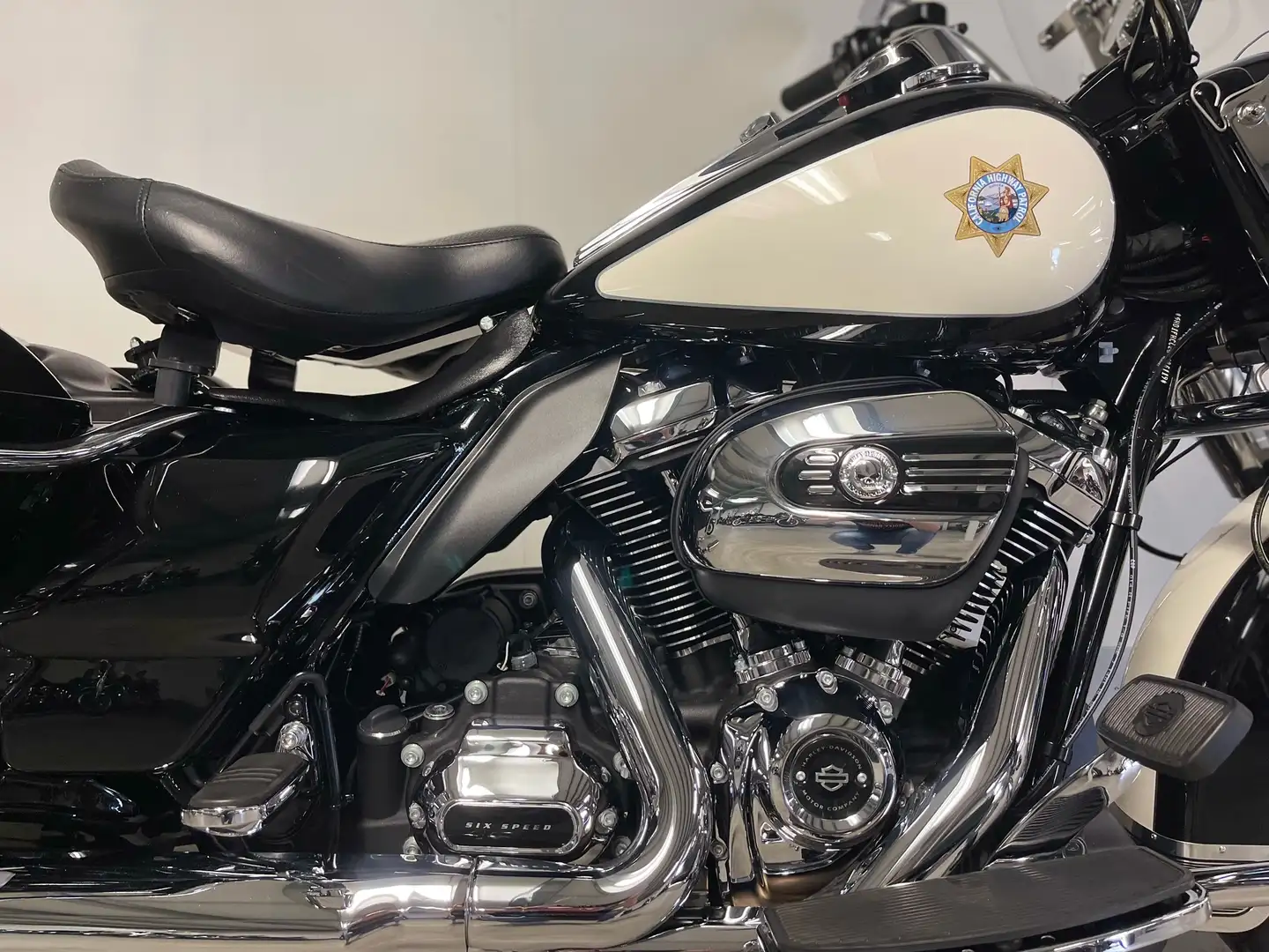 Harley-Davidson Road King TOURING FLHP POLICE Argent - 2