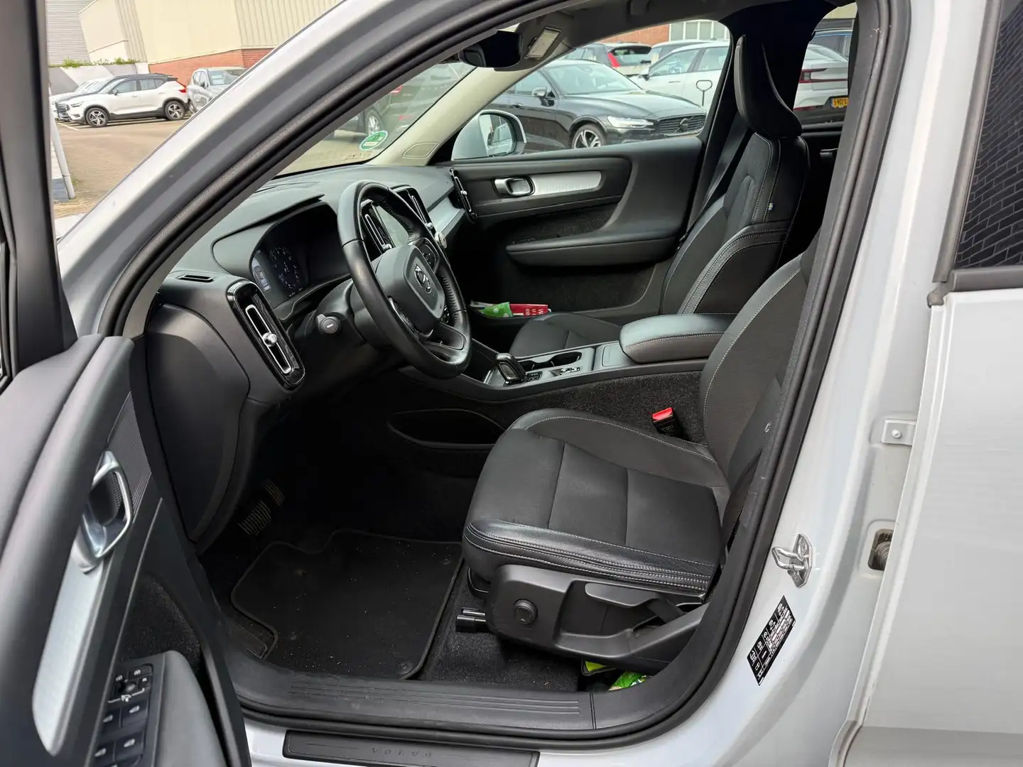 Volvo XC40 1.5 T3 Momentum Pro | Automaat | Adaptieve cruise Grijs - 2