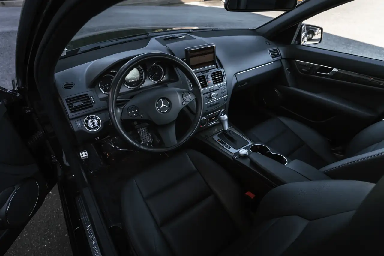 Mercedes-Benz C-Class снимка Mercedes-Benz C-Class