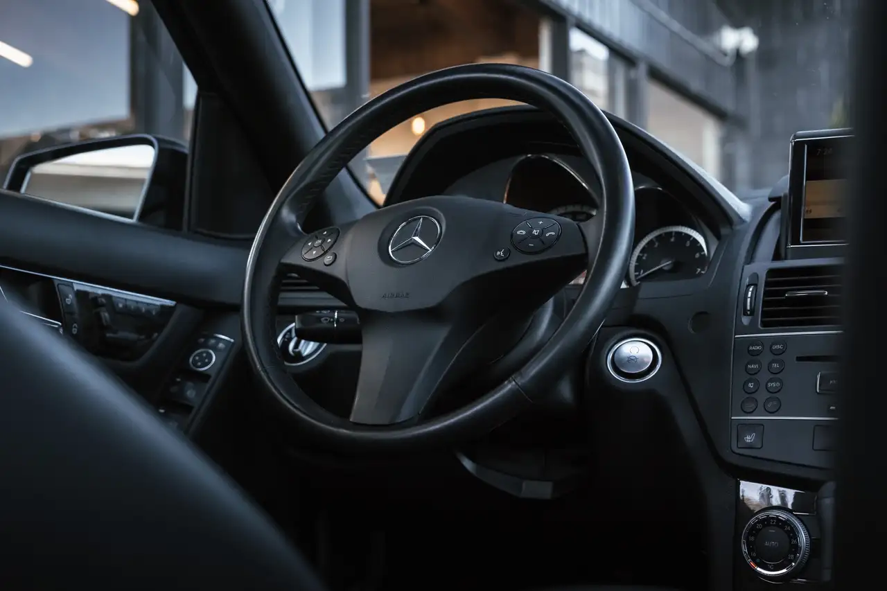 Mercedes-Benz C-Class снимка Mercedes-Benz C-Class