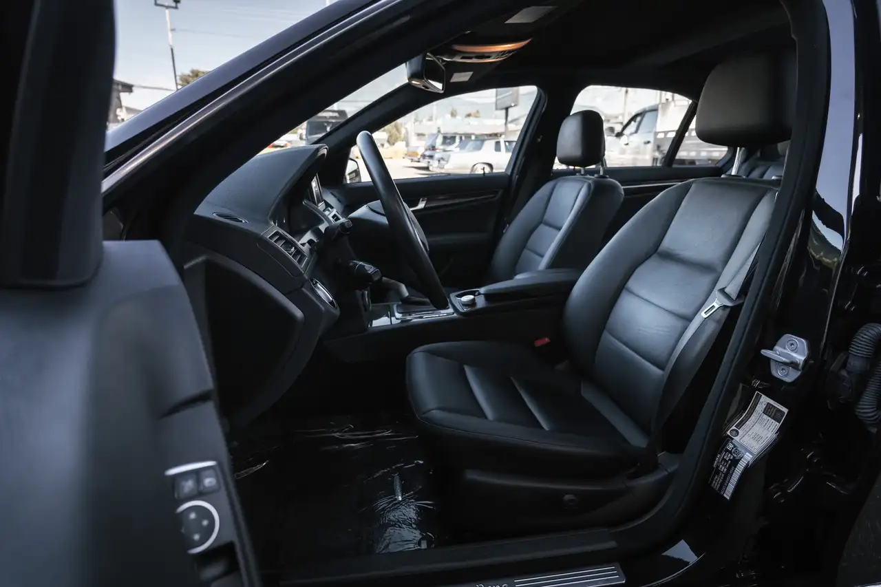Mercedes-Benz C-Class снимка Mercedes-Benz C-Class