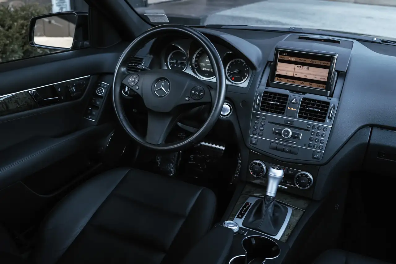 Mercedes-Benz C-Class снимка Mercedes-Benz C-Class