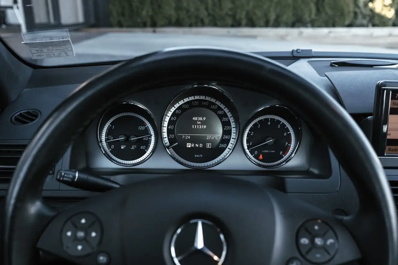 Mercedes-Benz C-Class снимка Mercedes-Benz C-Class