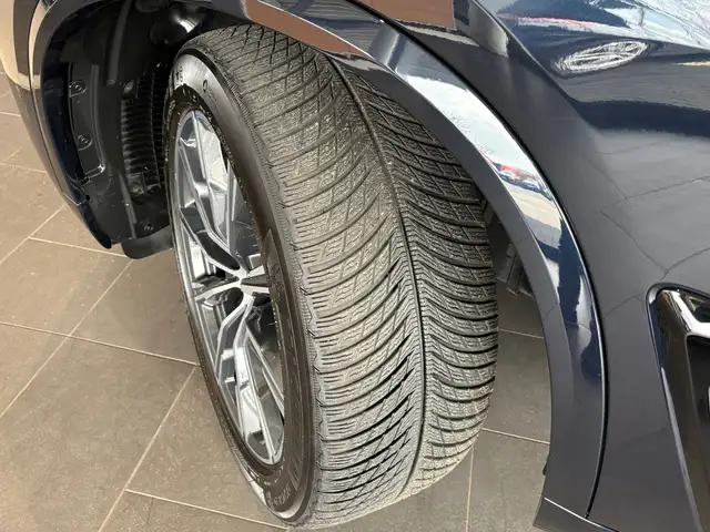 BMW X5 view 4