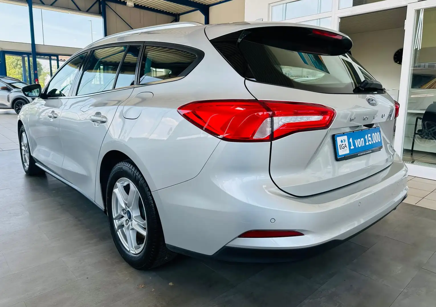 Ford Focus 1.5 TDCi Cool&Connect Navi LED Kamera SHZG Plateado - 2