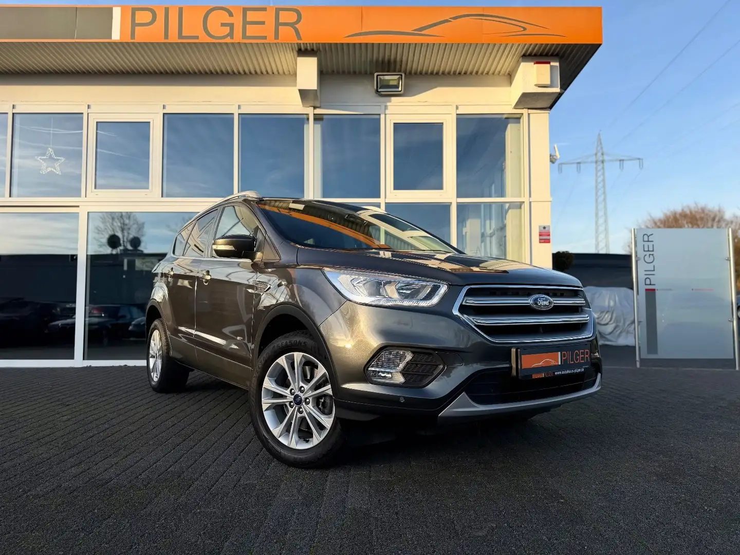 Ford Kuga Titanium Shz*Pdc*Temp*LED*KeyLess*Navi*2.Hd Grau - 1