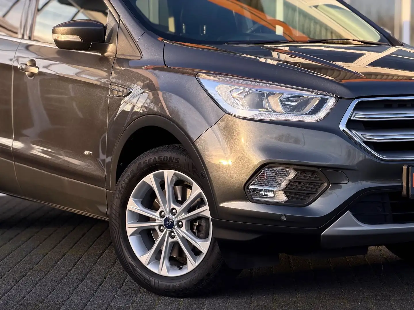 Ford Kuga Titanium Shz*Pdc*Temp*LED*KeyLess*Navi*2.Hd Grau - 2