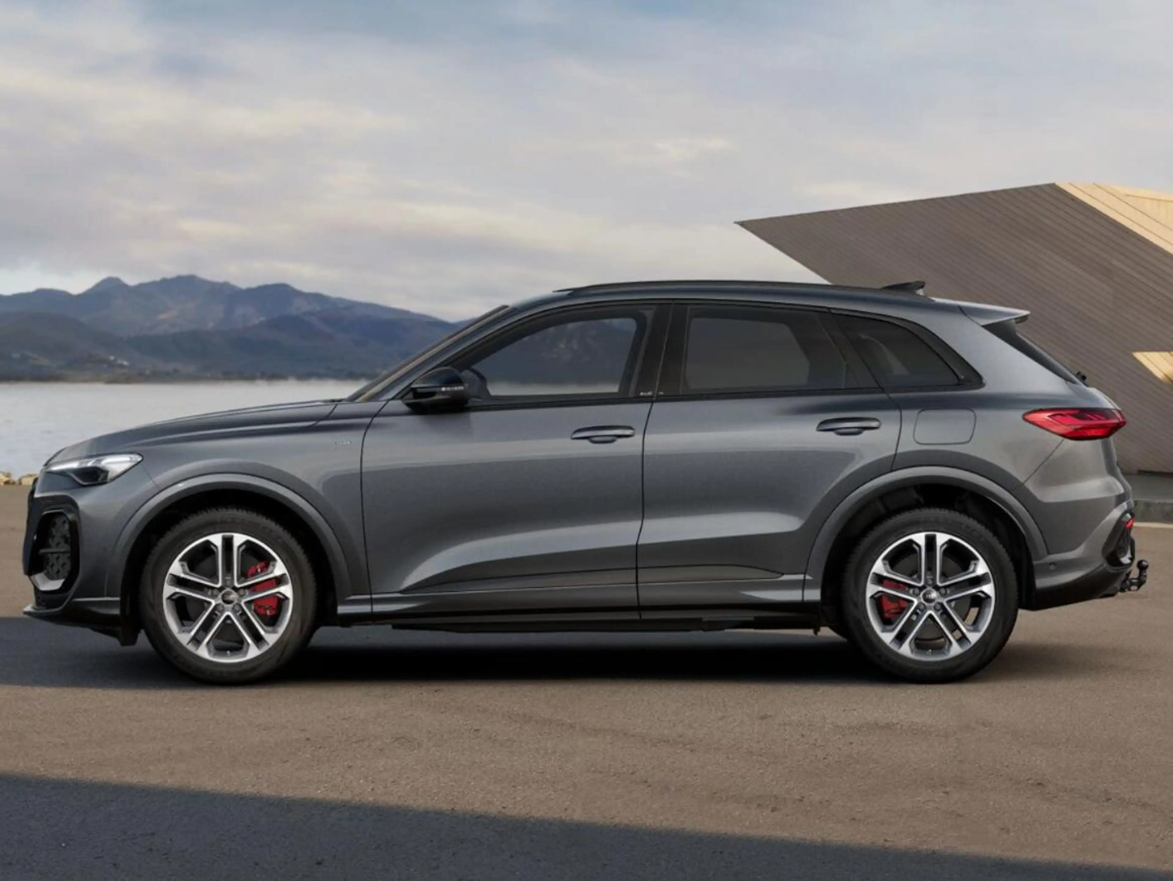 Audi Q5 S edition Competition e-hybrid 270 kW / 367 PK SUV — photo 2