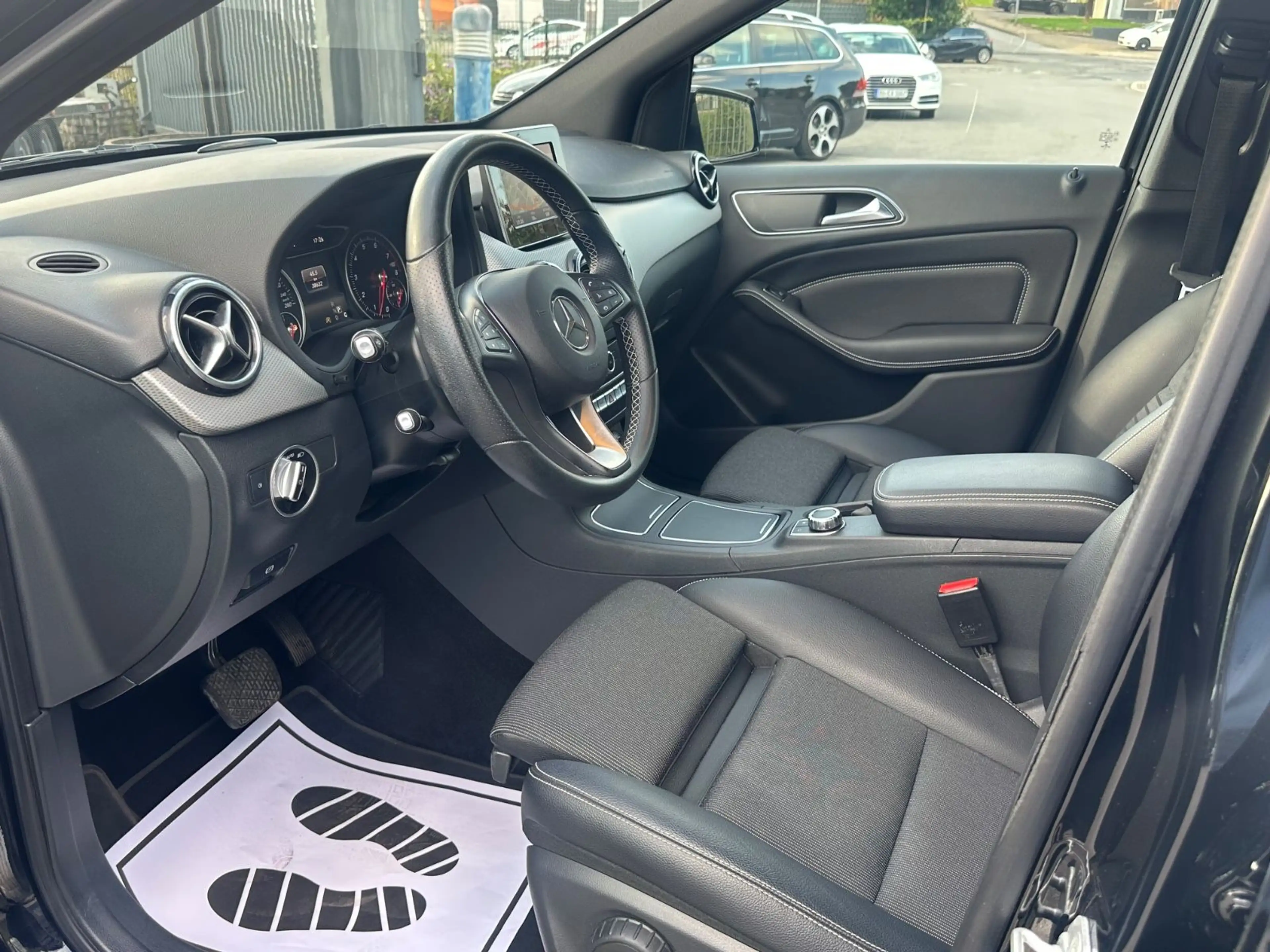 Mercedes-Benz B 180 Navi LED — photo 7